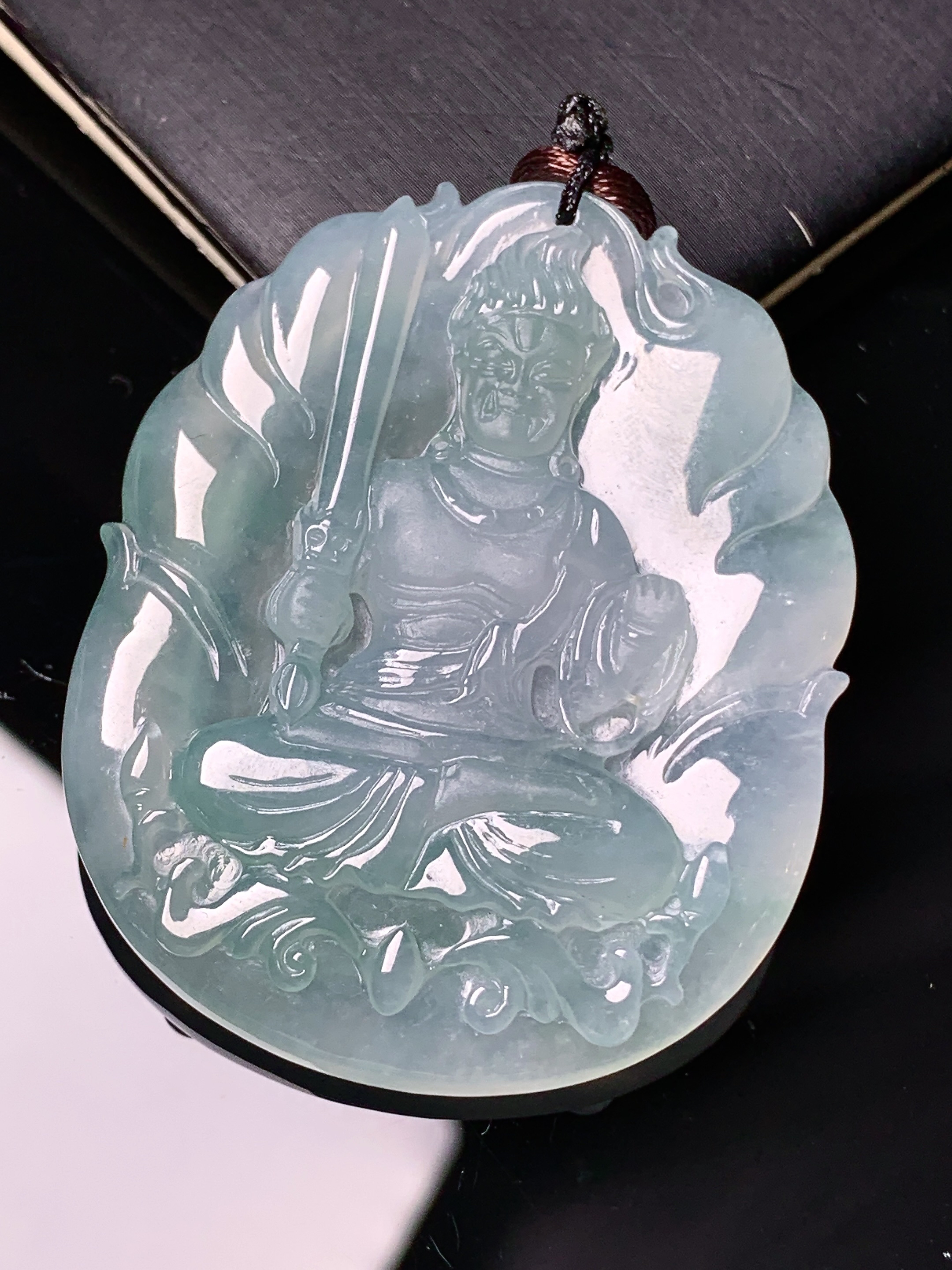冰种不动明王吊坠 玉质细腻 色泽艳丽清新 水润亮眼 整体尺寸48.2*38.8*5.8 b2