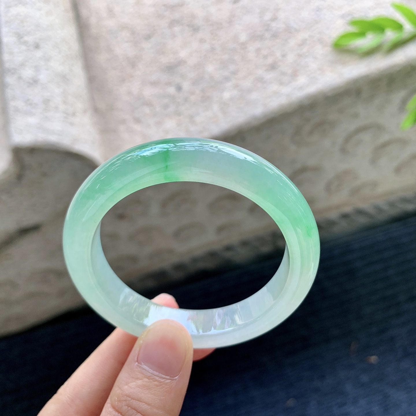 正圈49 50，圈口50.3/11.2/8，编码G9090440，描述冰飘阳绿，清透，水润，种老，细腻，打灯有絮线