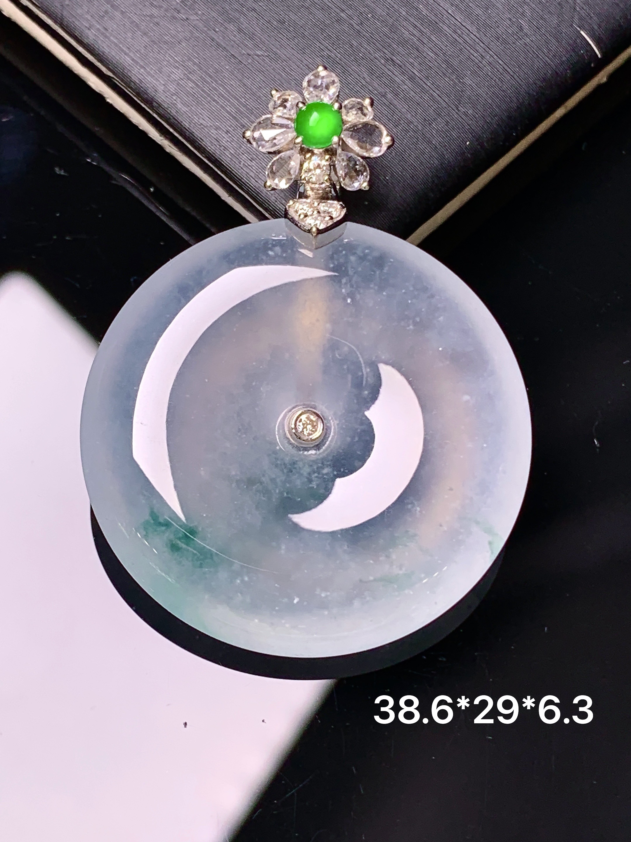 18k金钻镶嵌冰种平安扣吊坠 玉质细腻 色泽艳丽清新 水润亮眼 整体尺寸38.6*29*6.3 f1
