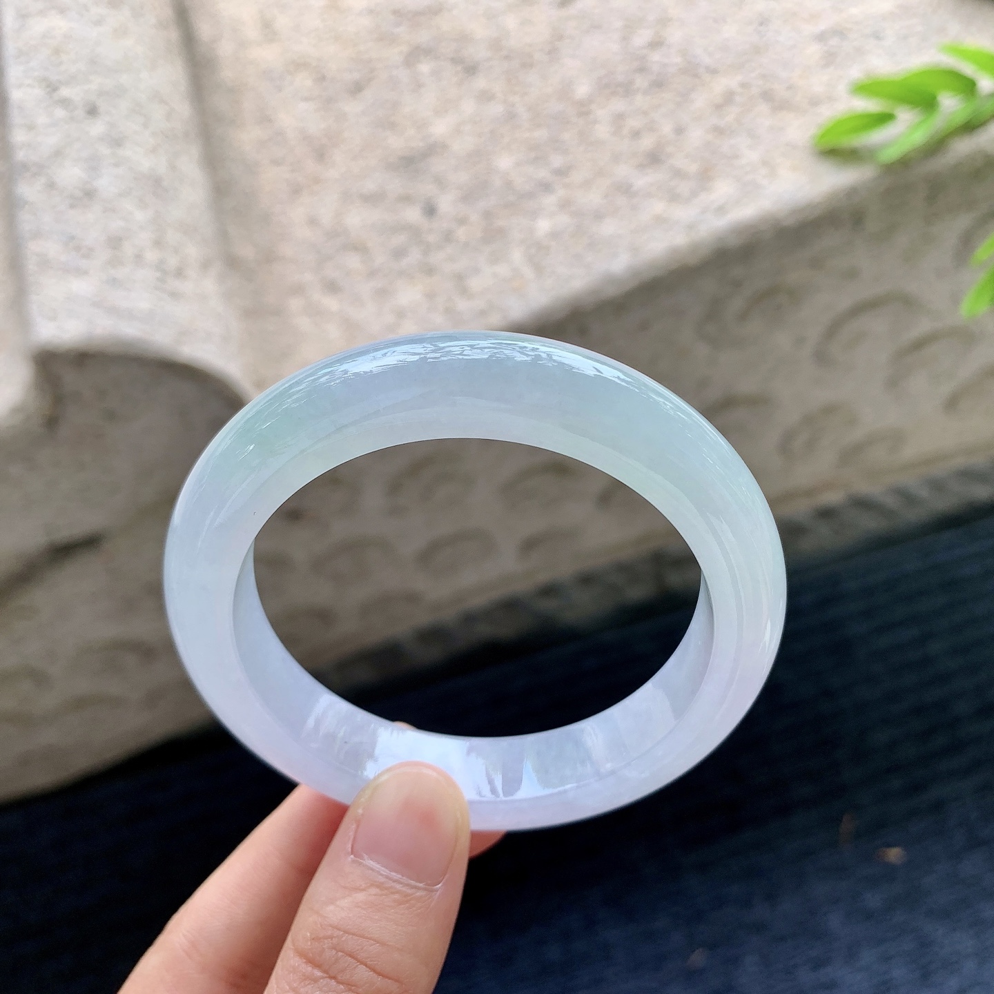 正圈54 55，圈口55.4/12/9，编码FH090403，描述糯冰春彩，水润，种老，细腻，无裂。