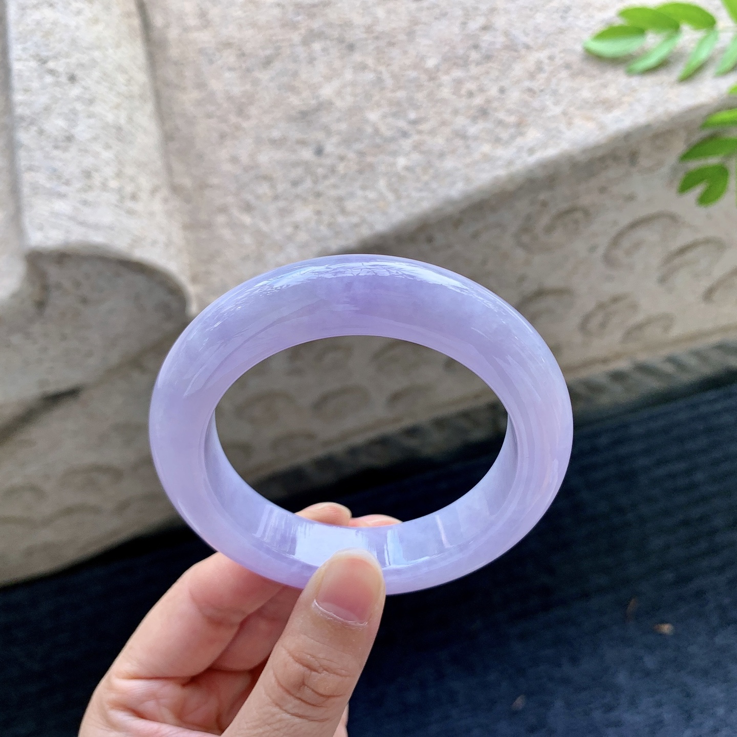 正圈55 56，圈口55.8/13.8/10.7，编码WW090455，糯冰水润，种老，细腻，打灯有棉纹线，无裂
