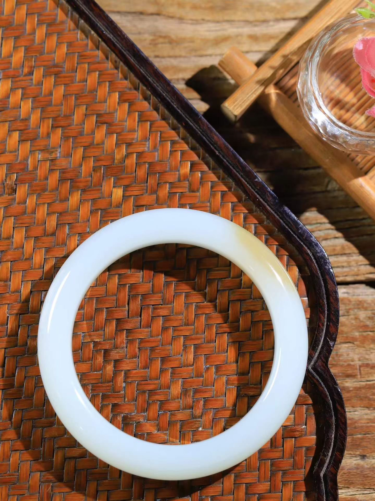 （暖玉生香.手镯）

精品️和田玉糖白玉手镯，玉质温润细腻 油性十足 手感舒适，高华雅逸，线条流畅，简约大气，美自天成，素雅高贵。佩戴于腕间，婉约之美，举手投足间透出那低调奢华。重55.19克  内径54mm 尺寸12.5-9mm FDL-7990300