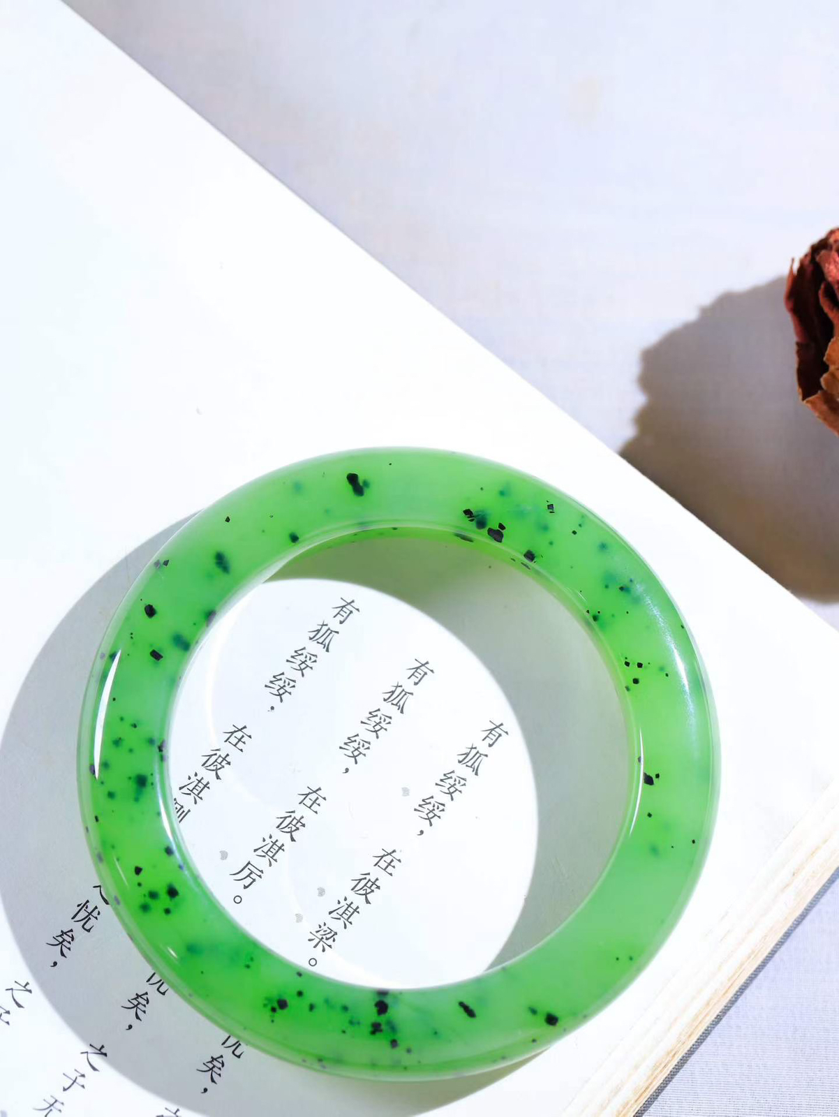【碧色荡漾·手镯】

精品️和田玉碧玉手镯，玉质细腻温润，手感舒适，️线条流畅，简约大气，美自天成，佩戴于腕间，婉约之美，举手投足间透出那份低调奢华，醉人心扉。重75.13克 内径圈口56.5mm尺寸12-11.4mm FDL-7790232