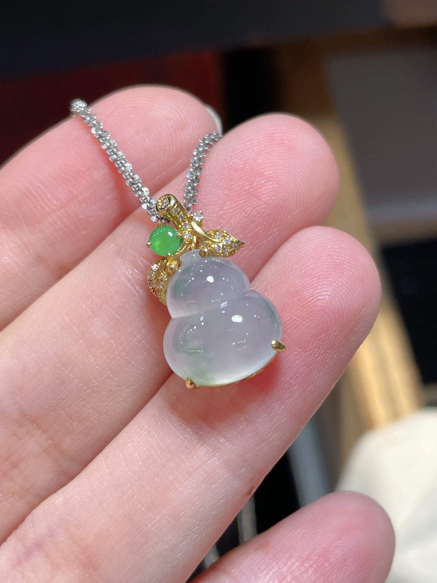 翡翠冰种飘花葫芦吊坠，起荧光，种水好好，裸石很饱满，专挑好品相，18k镶嵌，12.6-11.3-5.5