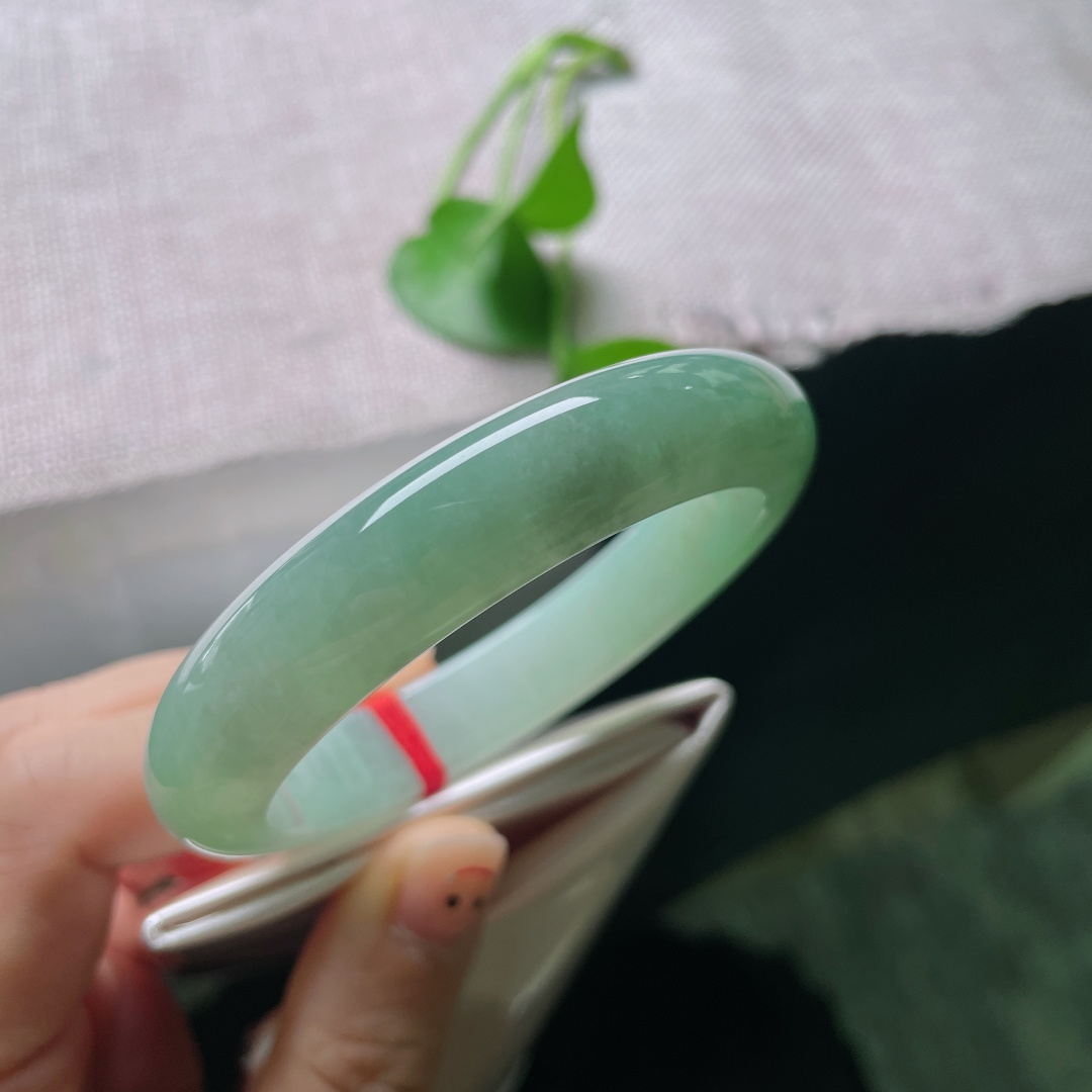 绿底正圈，匀润晴水翠玉镯，水光清柔，腕间一绕，尽是从容温婉的优雅气韵。ss58120a