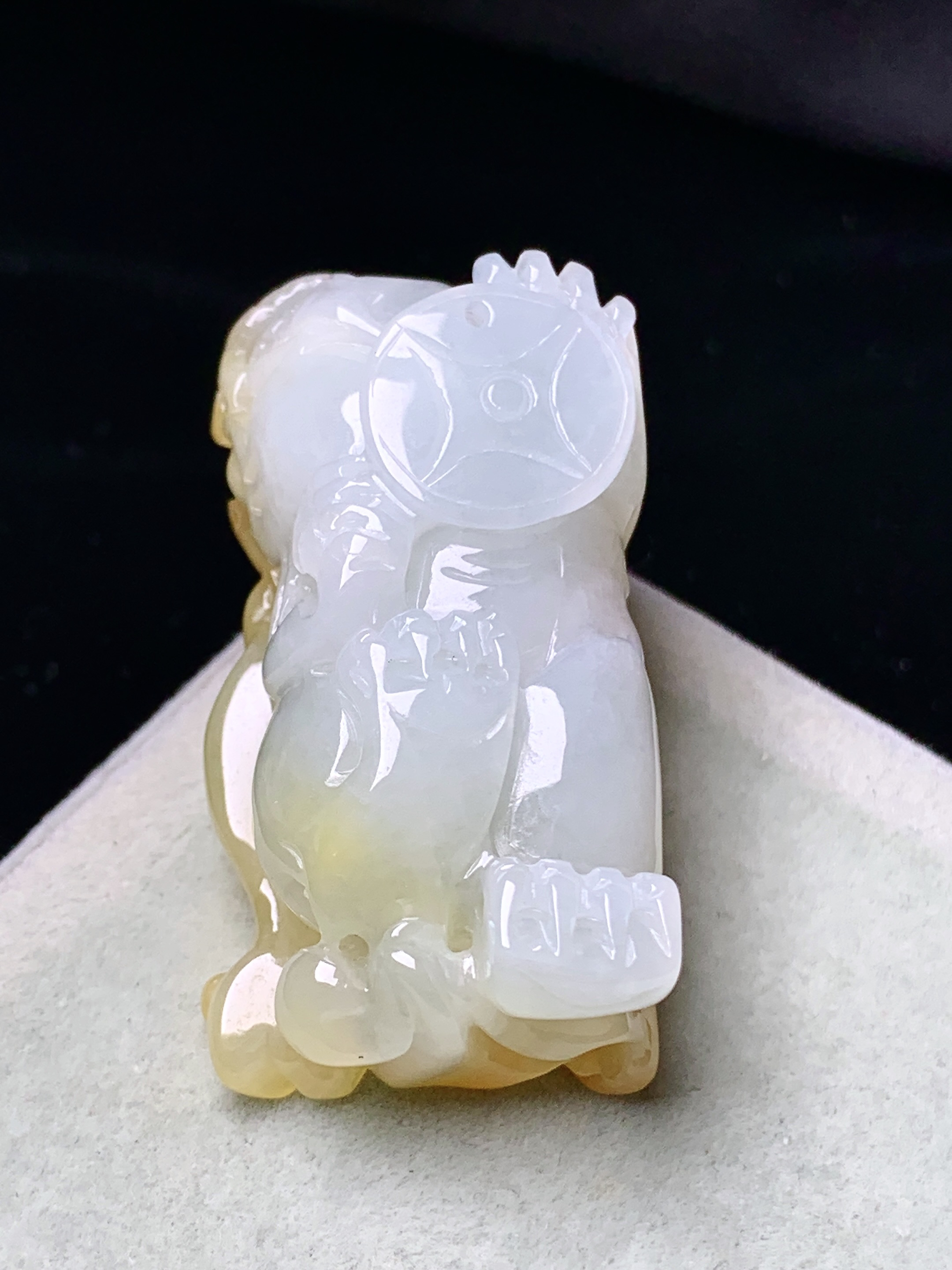 飘黄翡貔貅吊坠 玉质细腻 色泽艳丽清新 水润亮眼 整体尺寸39.6*19.5*14.8 a5