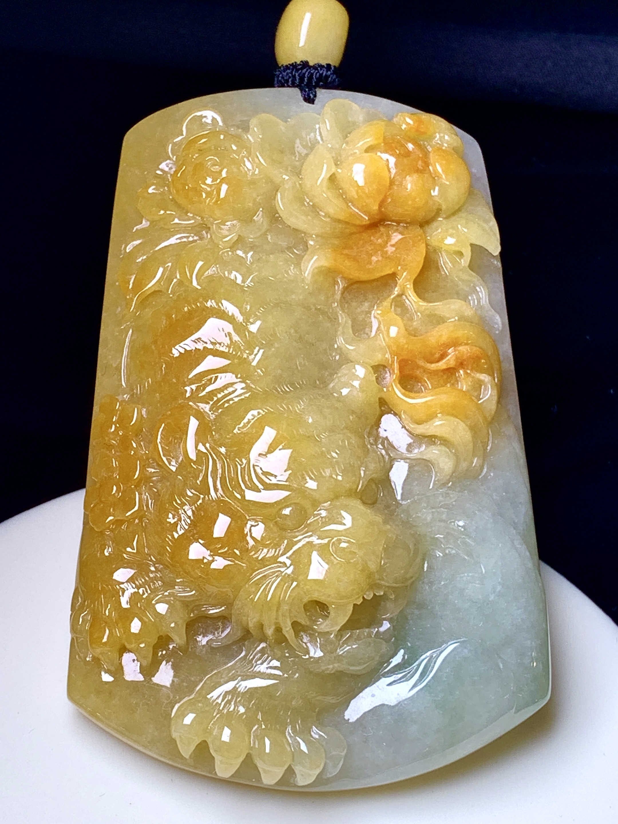 黄翡龙牌吊坠 玉质细腻 色泽艳丽清新 水润亮眼 整体尺寸70.5*45*13.8 L1