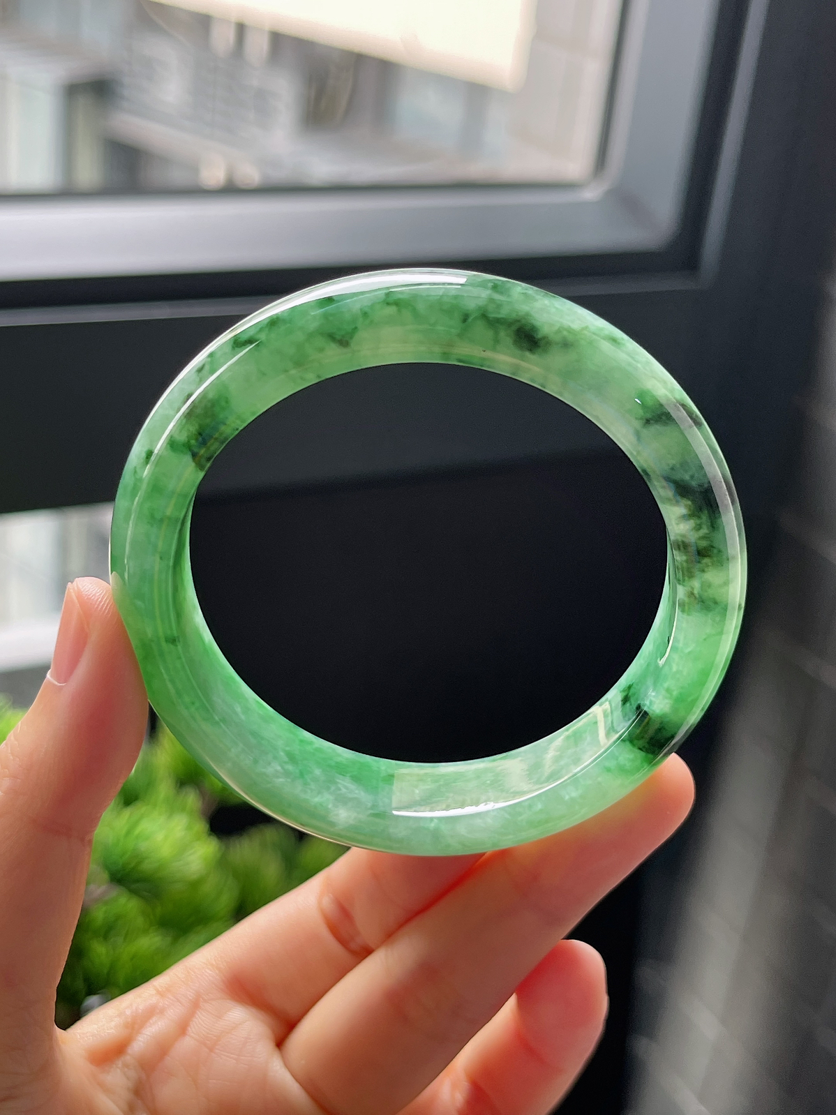 圈口55，糯化种绿色飘花翡翠正圈手镯9.4