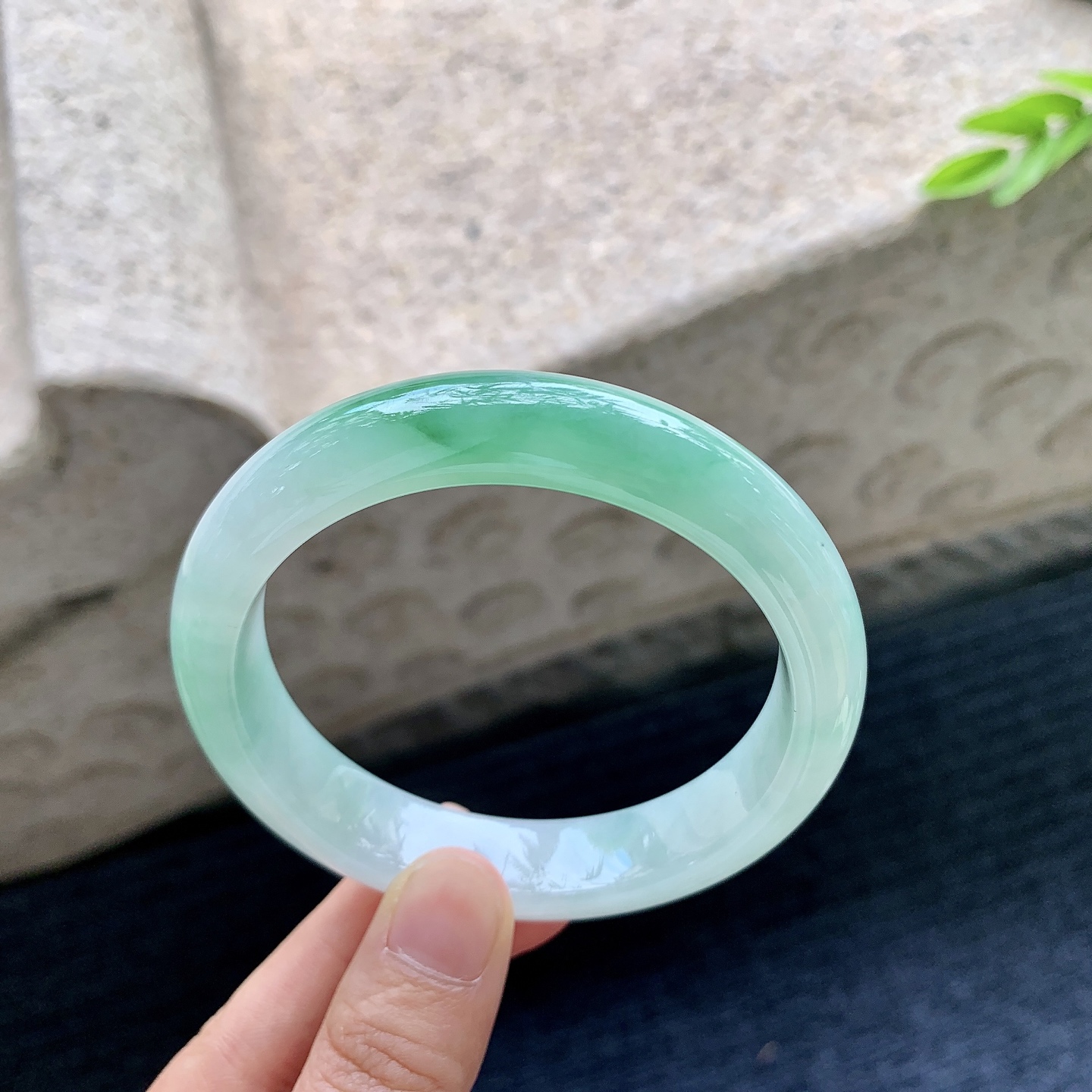 正圈58 59，圈口59.7/12.8/8.8，编码AD090411，细糯飘绿，水润，种老，细腻，无裂。