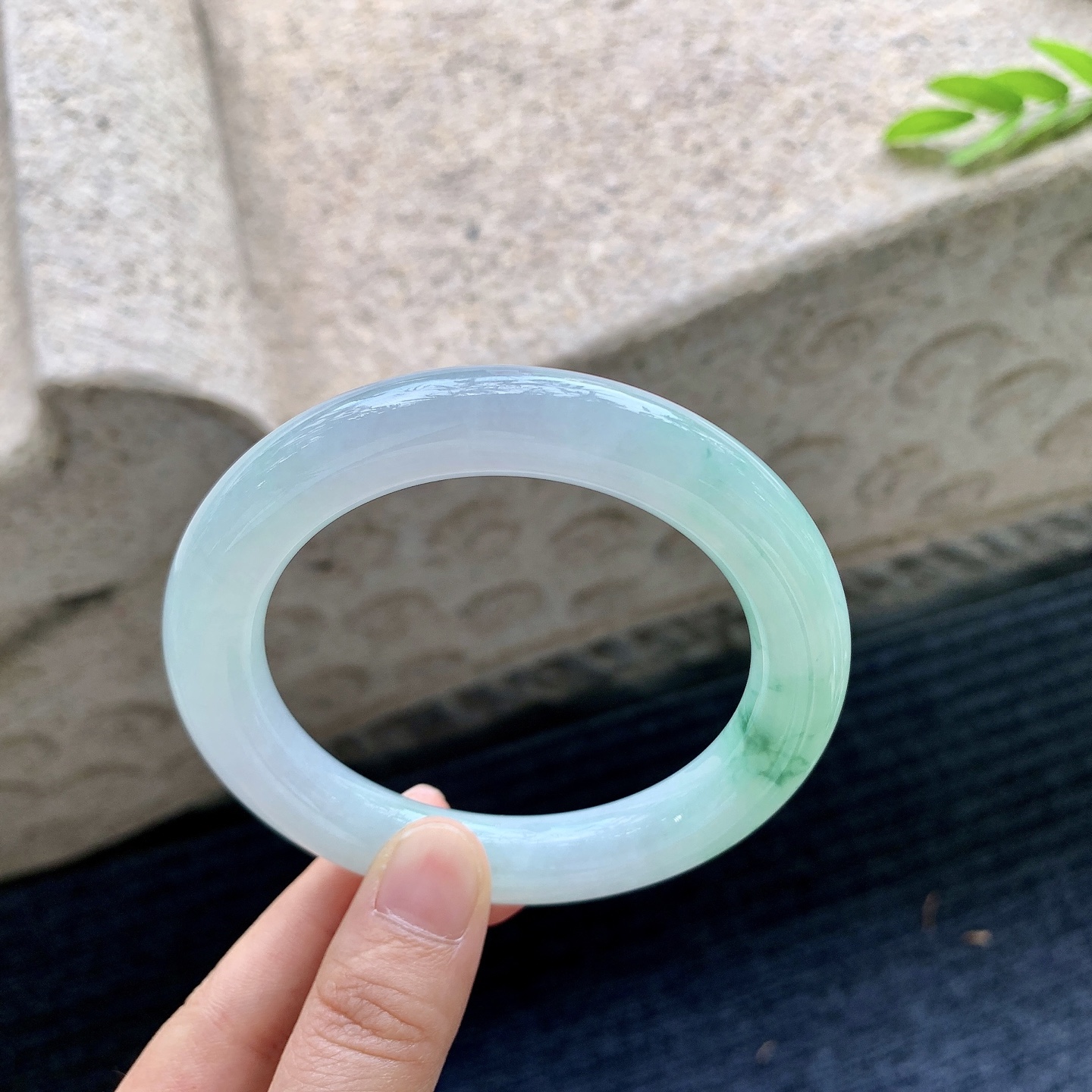 圆条58 59，圈口59.4/11.2/11.3，编码AD090414，细糯飘绿，水润，种老，细腻，无裂。
