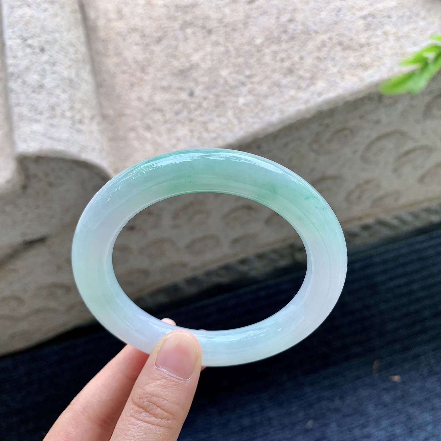 圆条58 59，圈口59.4/11.2/11.3，编码AD090414，细糯飘绿，水润，种老，细腻，无裂。