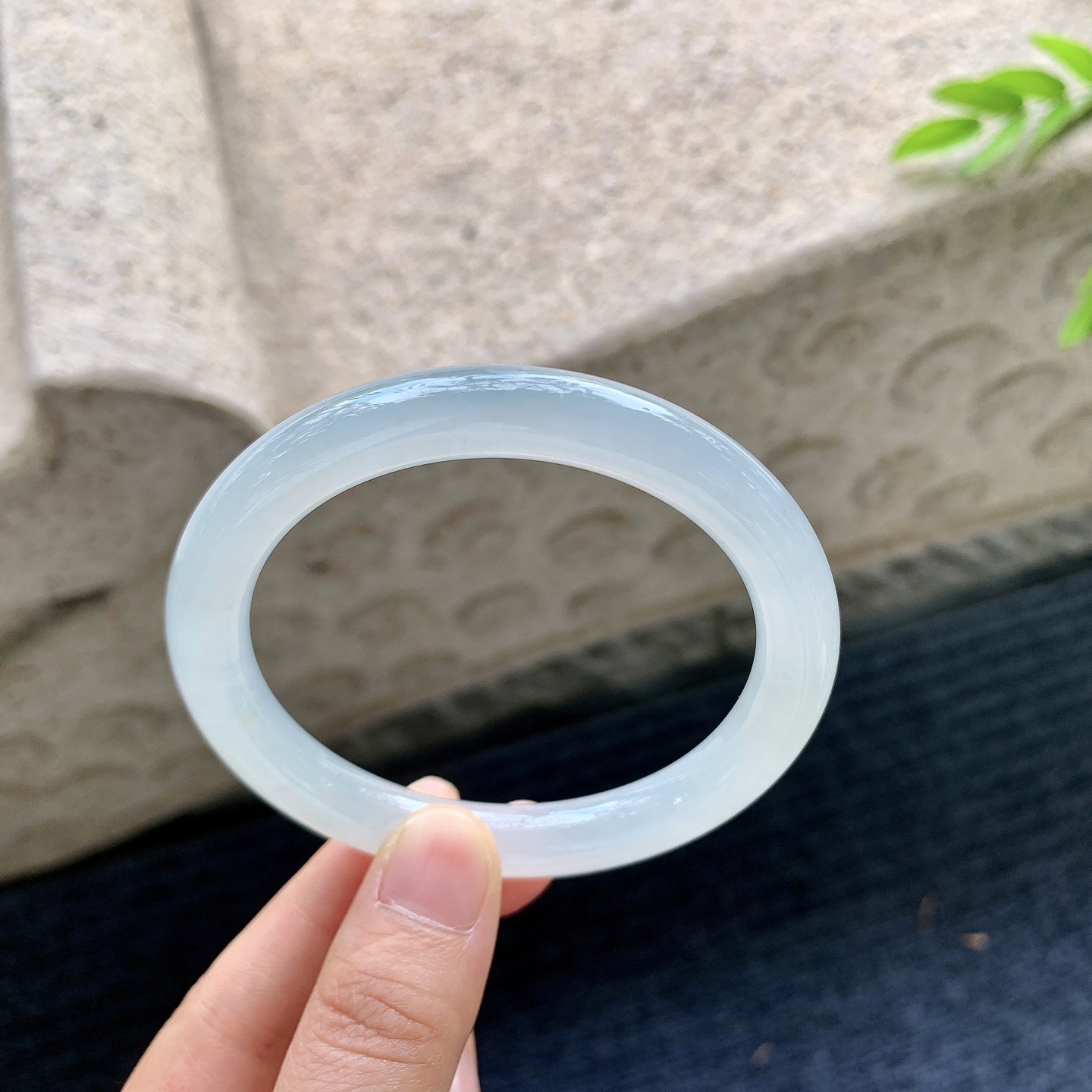 圆条56 57,圈口57.2/9/8.8,编码D6082794,糯冰底色，水润，种老，细腻，无裂