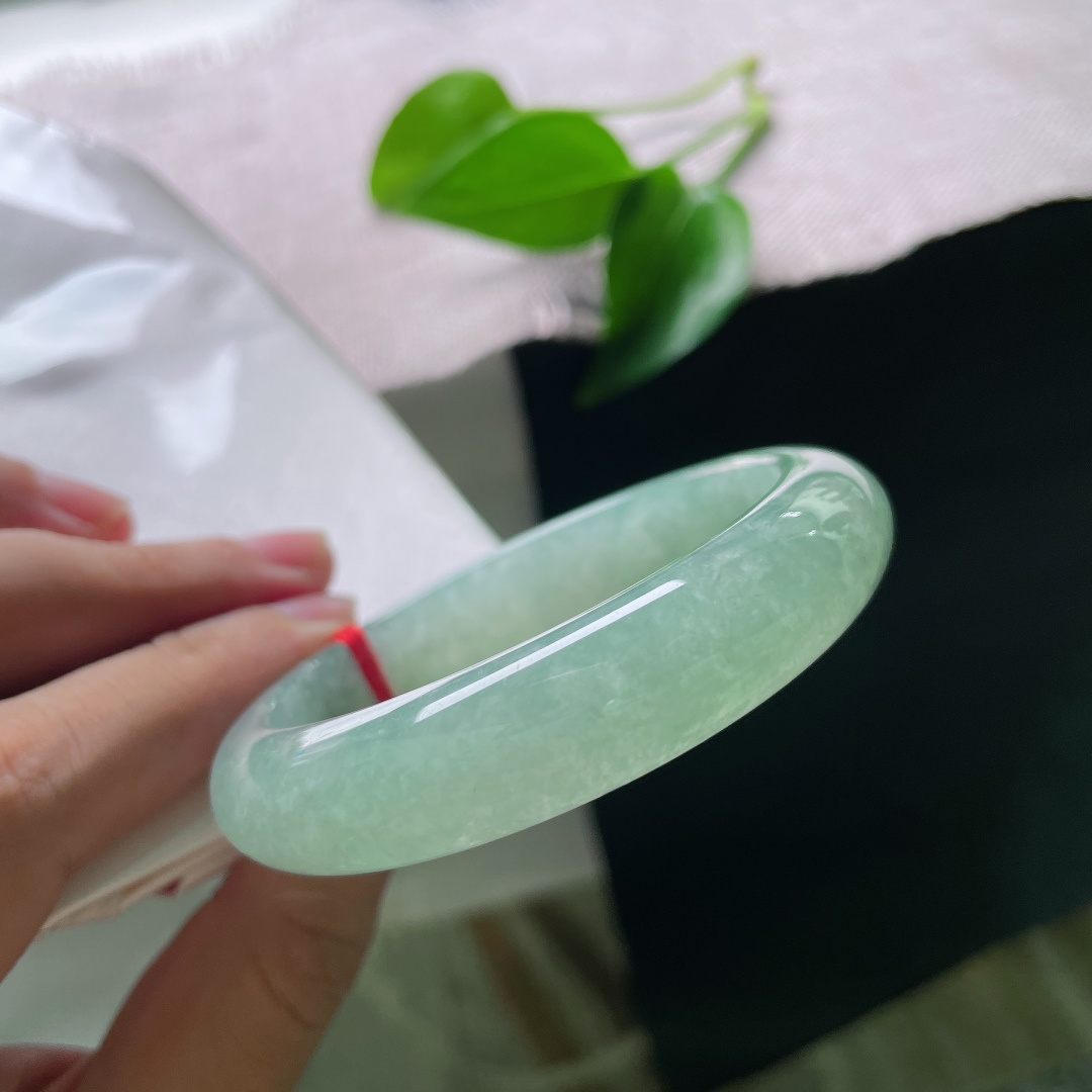 冰油正圈，无裂，通体是柔和静谧的湖青底色，翠色匀净铺满镯身，清润沉静。ss57898a