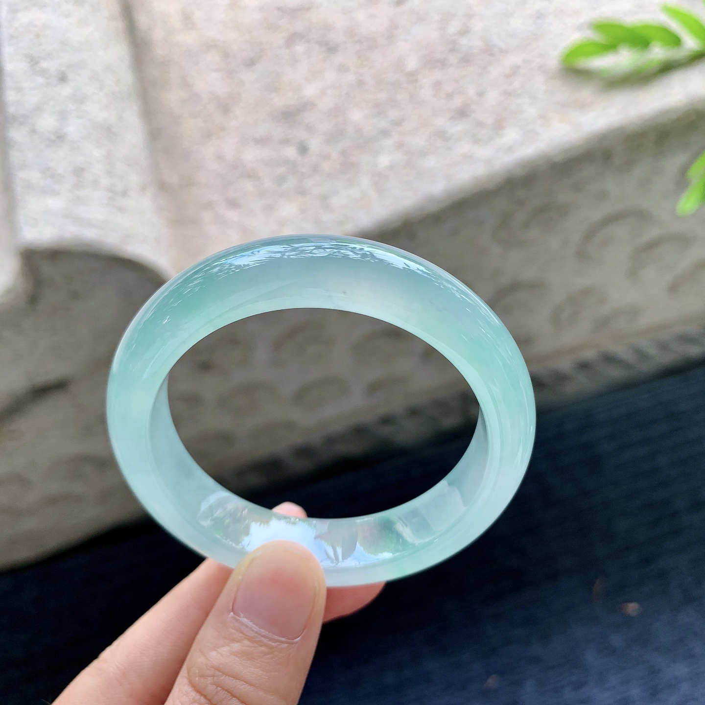 正圈50 51，圈口50.3/12.3/7.8，编码G9090447，描述：冰天空蓝，清透，水润，种老，细腻，无裂。