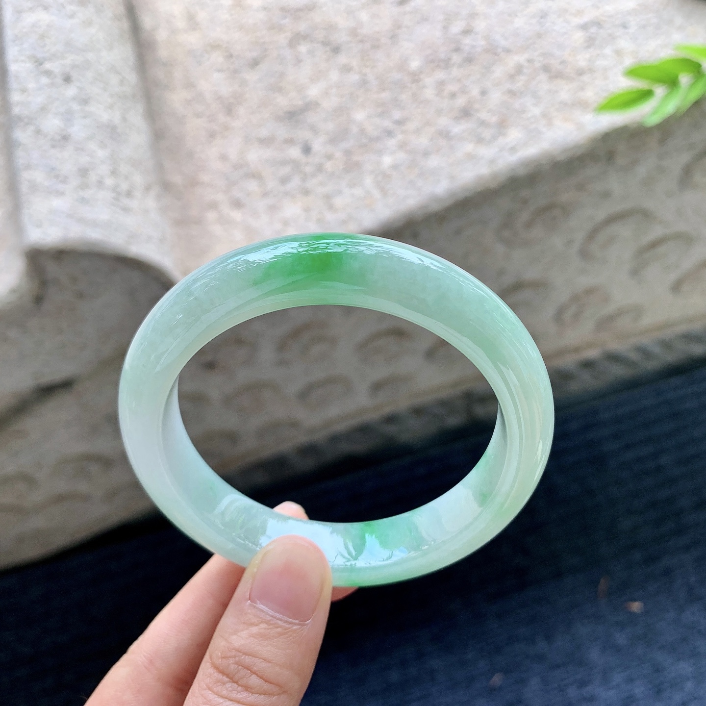 正圈，圈口57.4/12.4/8.7，编码T1090421，细糯飘绿，水润，种老，细腻，打灯有棉线