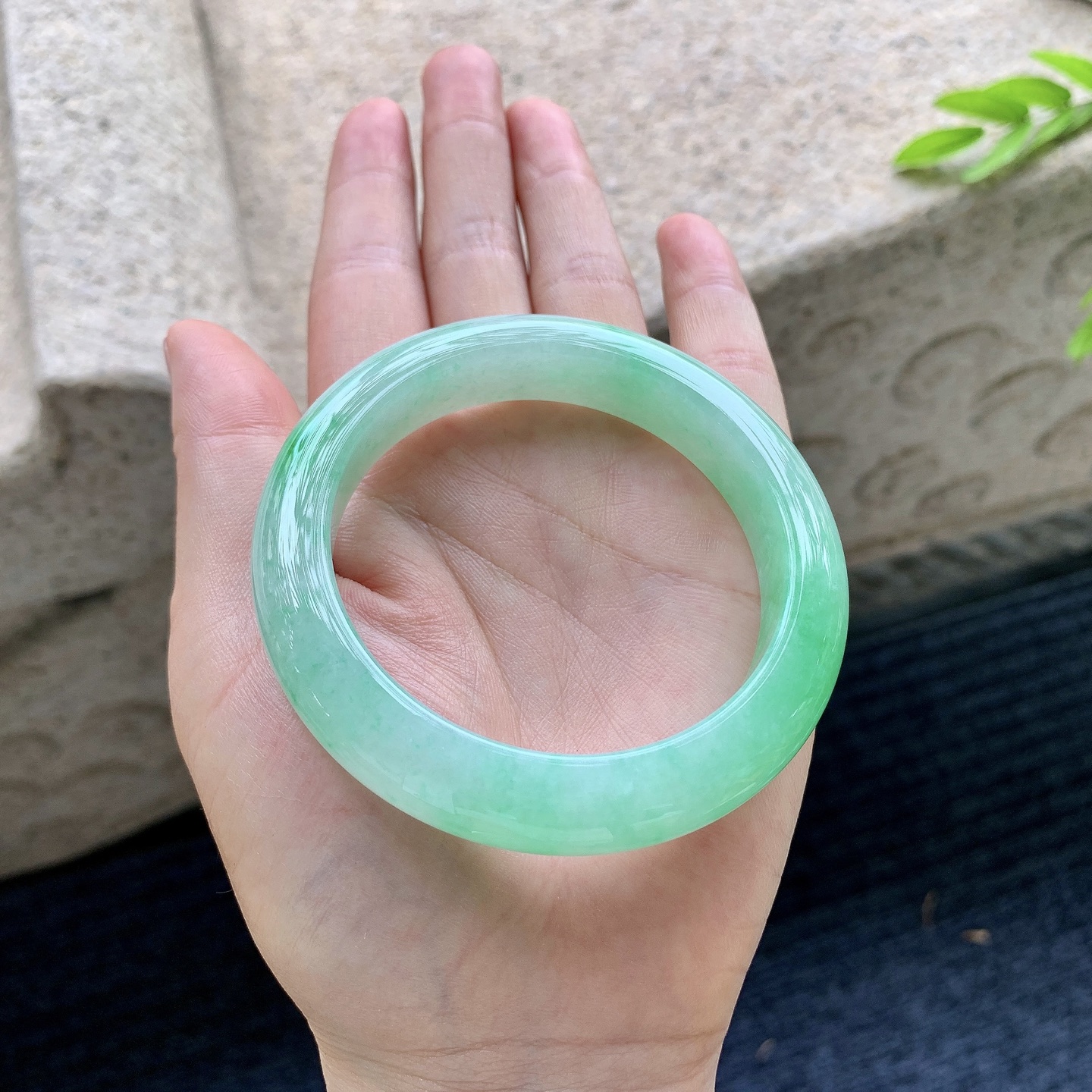 正圈54 55，圈口55/11.8/9.4，编码AD090404，描述：冰糯阳绿，水润，种老，细腻，无裂。