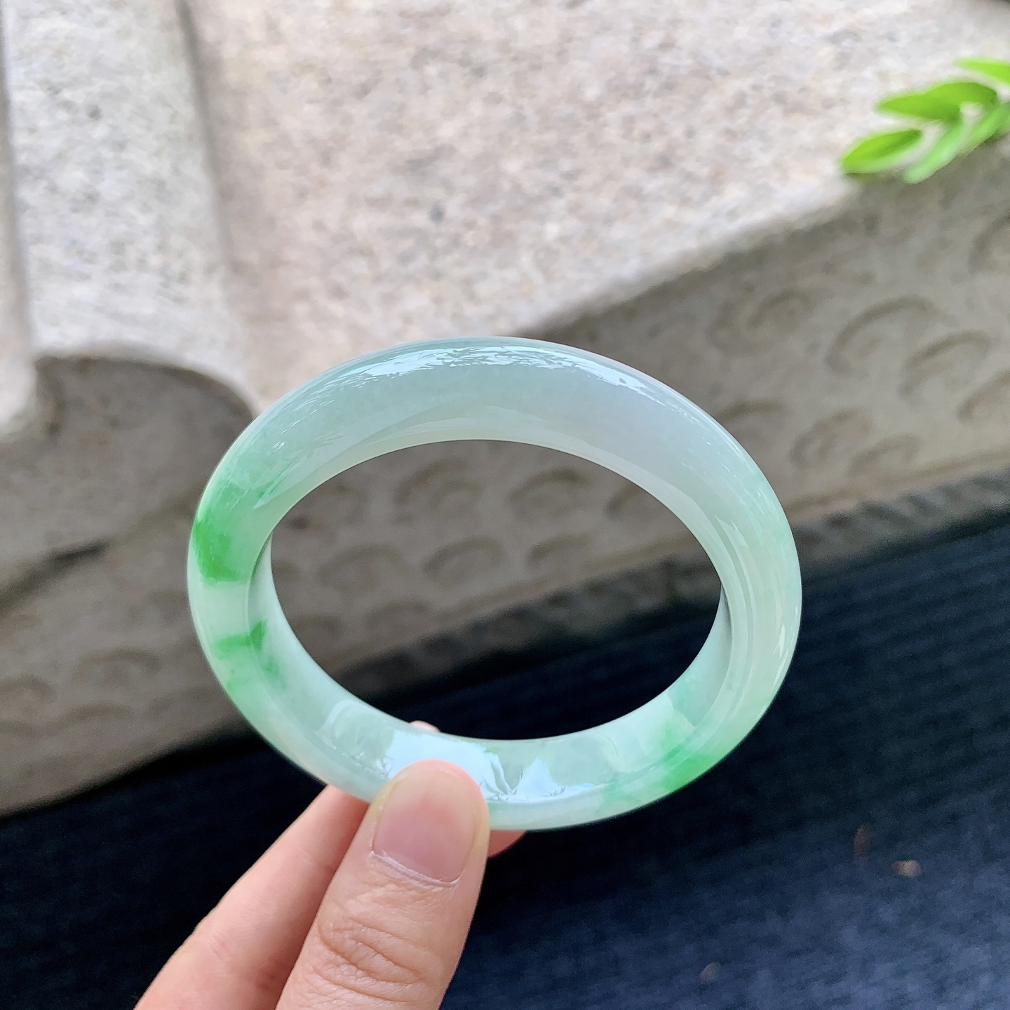 正圈，圈口57.4/12.4/8.7，编码T1090421，细糯飘绿，水润，种老，细腻，打灯有棉线