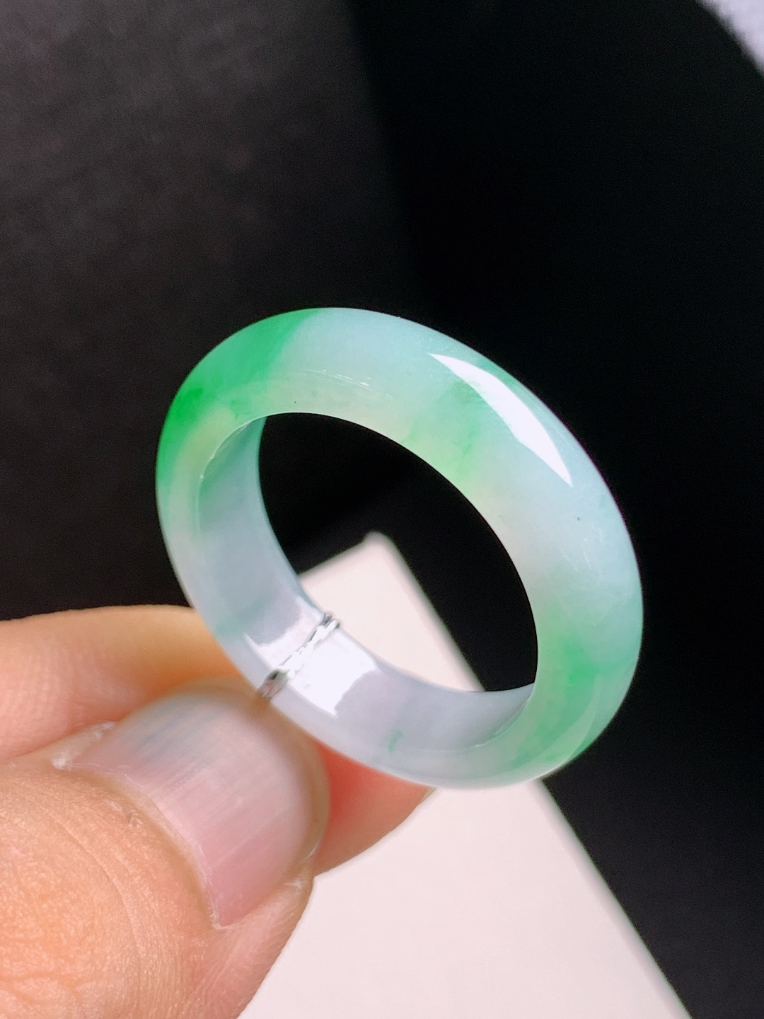冰飘绿指环，翠色飘逸，冰润起胶，清雅耐看，裸石27.5-6-4.1，圈口22，010901