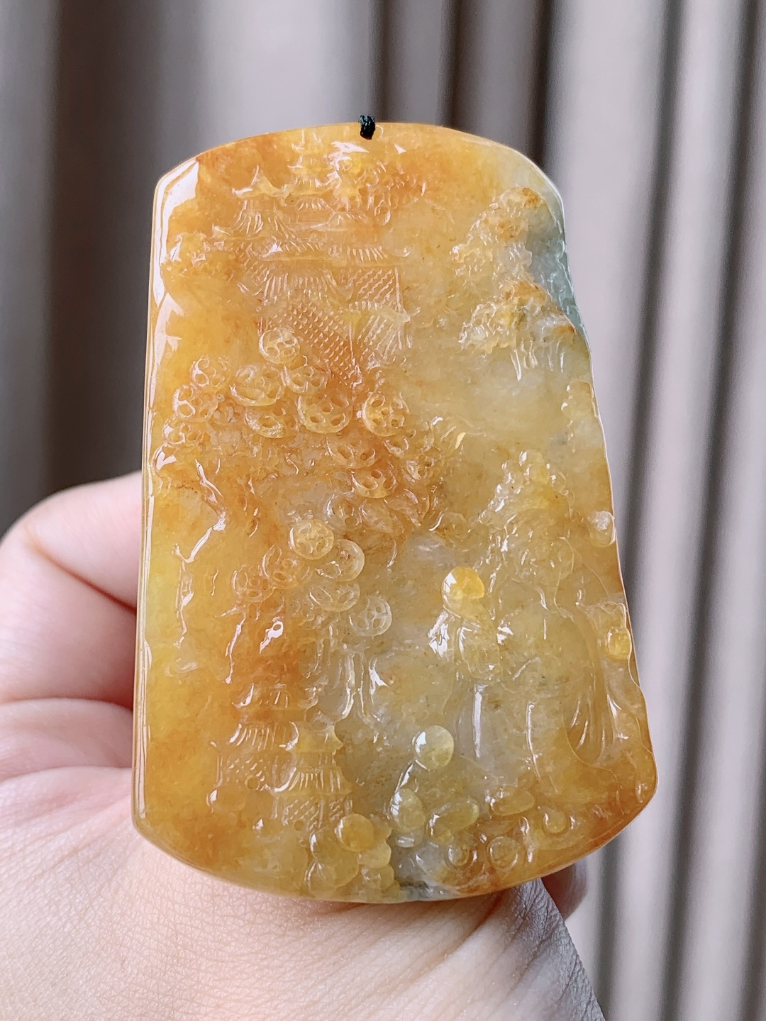 冰黄翡大山水牌吊坠，缅料，性比高，鸡油黄，厚装，尺寸66-43.3-9.5，重量58.5克