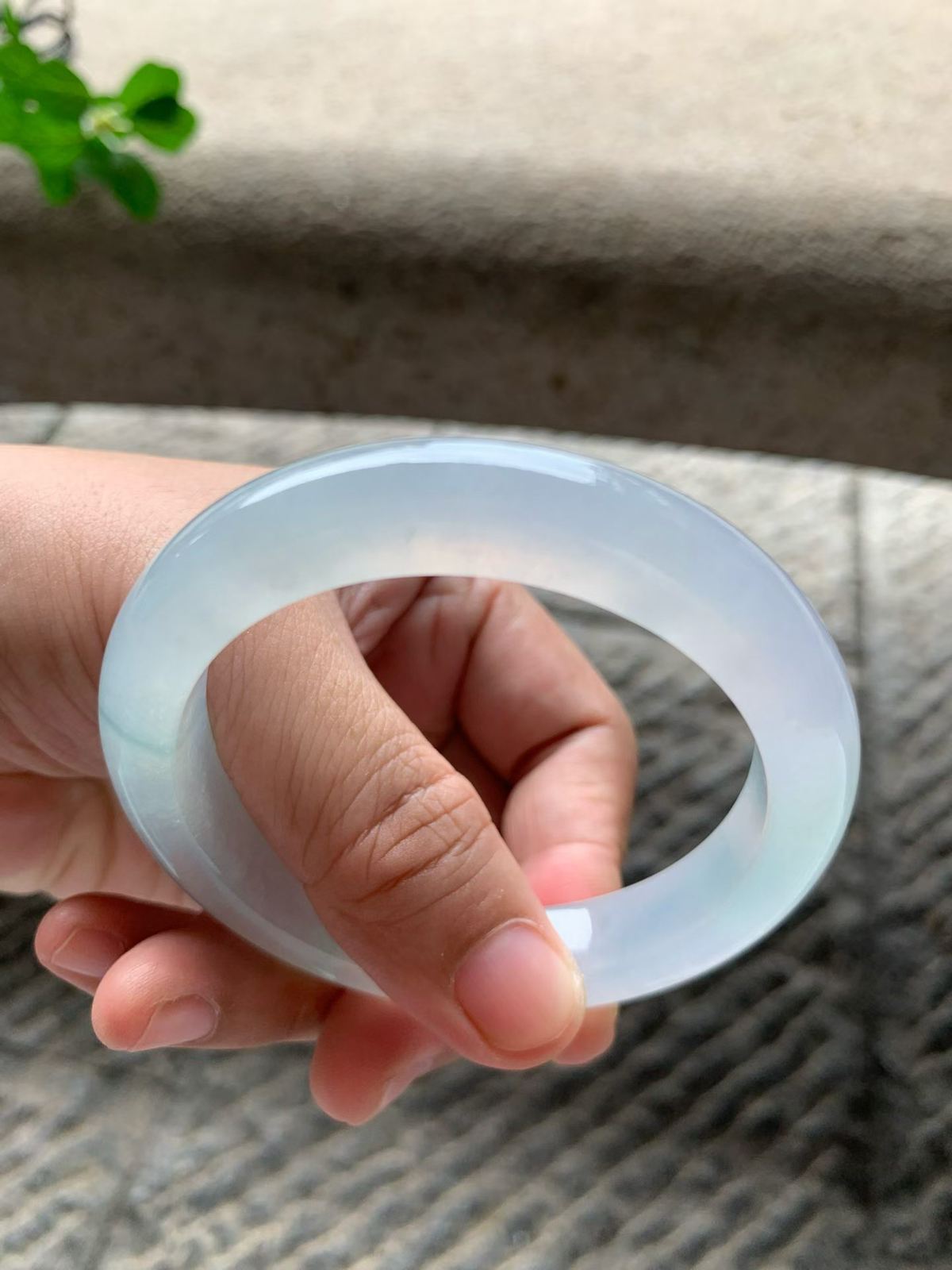 冰淡春彩正圈手镯尺寸57.2*12*9.5整体通透，冰冰润润，色泽干净柔和，细腻通透，起荧起光，胶感十足，清新素雅！