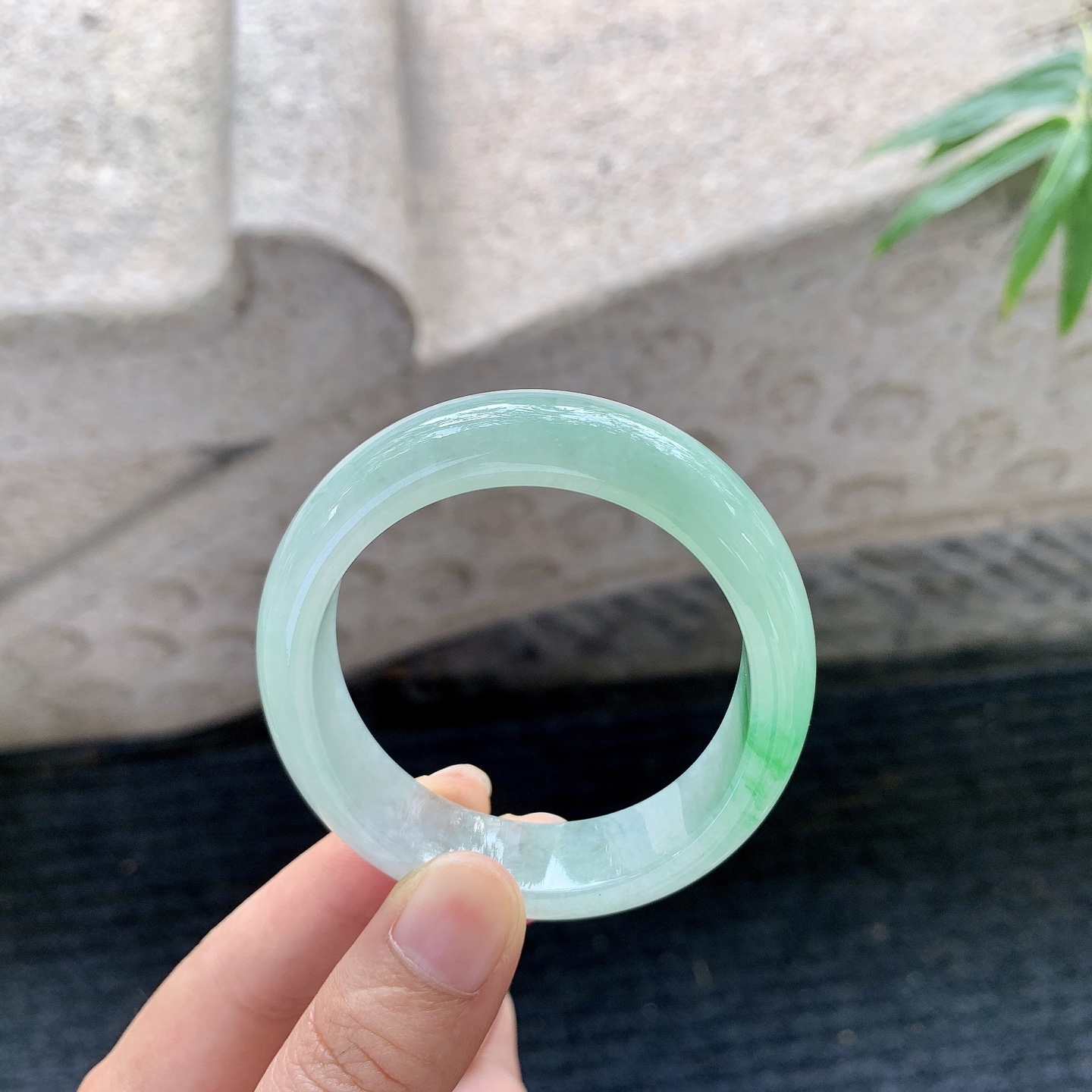 糯冰飘绿，水润，种老，细腻，打灯有絮线