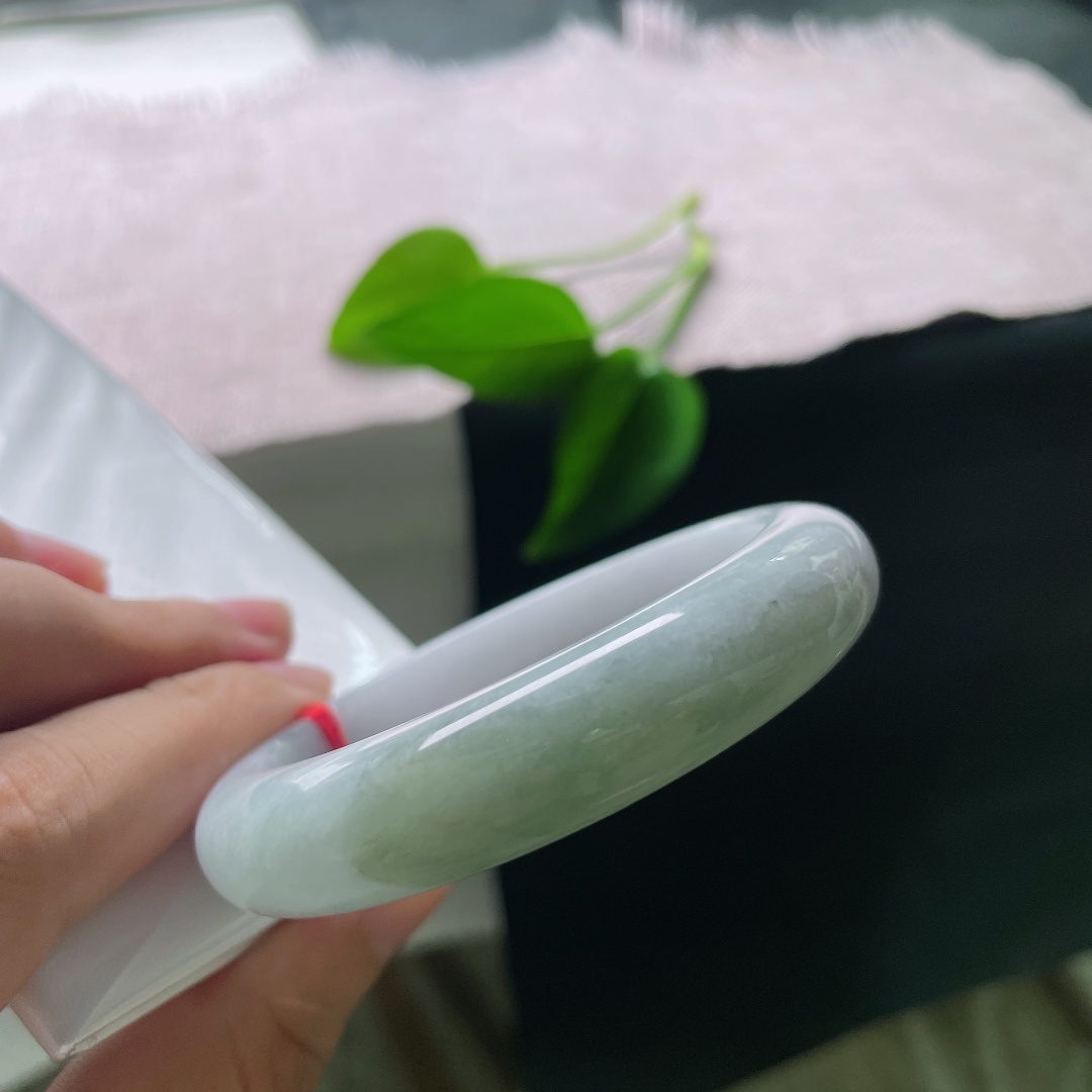 油青正圈，一点皮纹，玉面光泽柔和，一侧晕染大片油绿，复古氛围感十足，低调又富有故事感。ss57910a