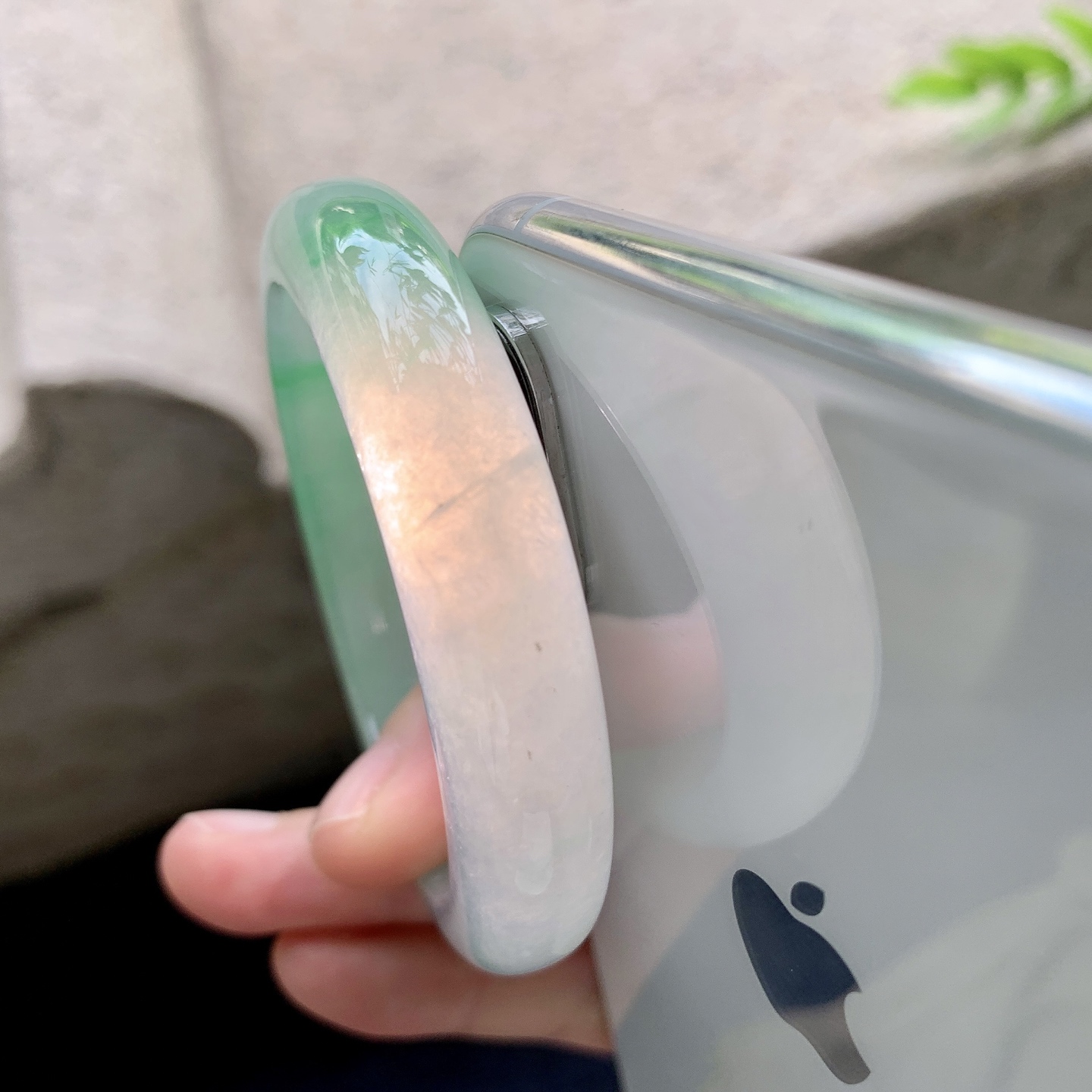 正圈49 50，圈口50.3/11.2/8，编码G9090440，描述冰飘阳绿，清透，水润，种老，细腻，打灯有絮线