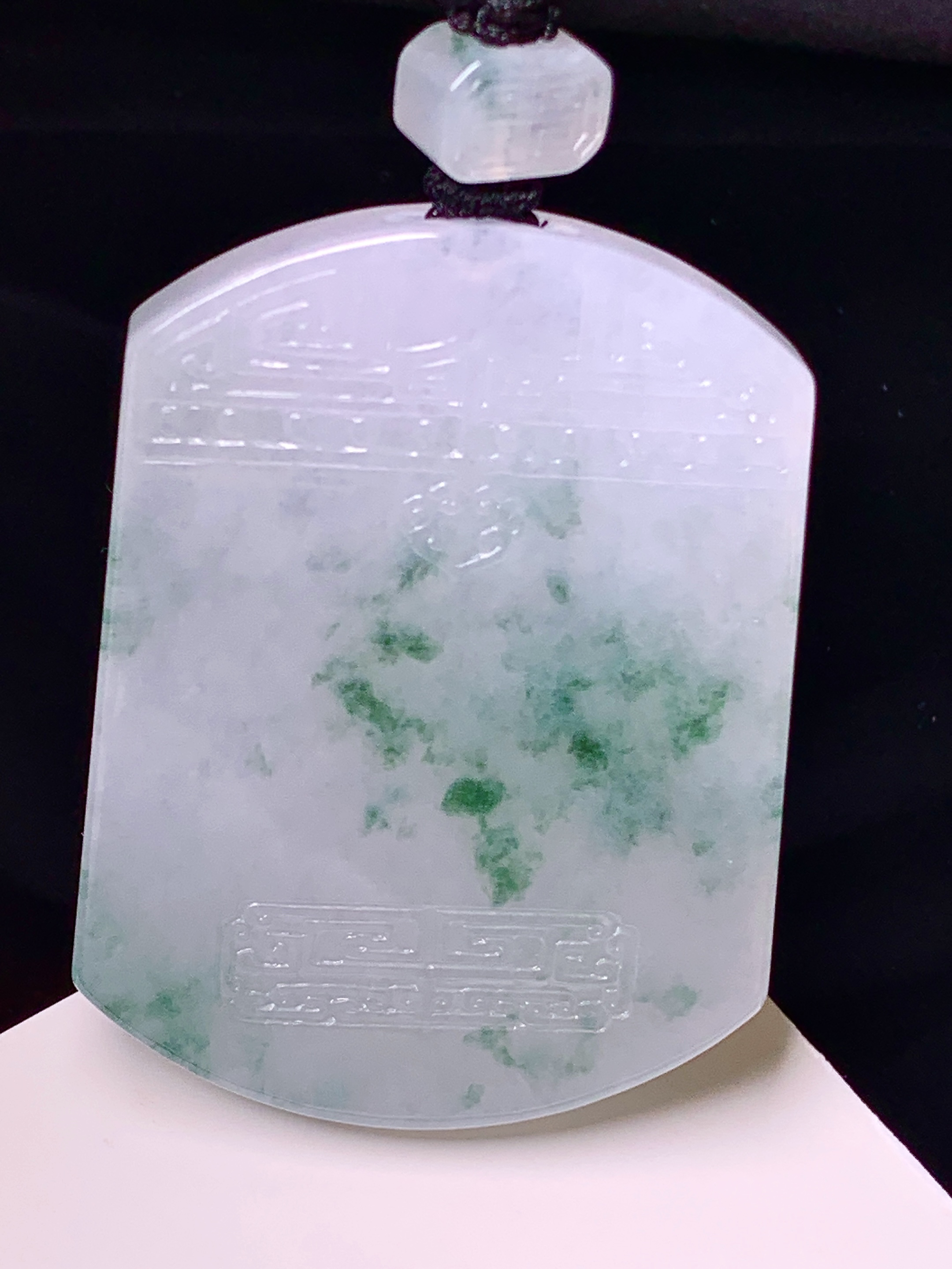 飘绿无事牌吊坠 玉质细腻 色泽艳丽清新 水润亮眼 整体尺寸53.8*40*6.2 L1