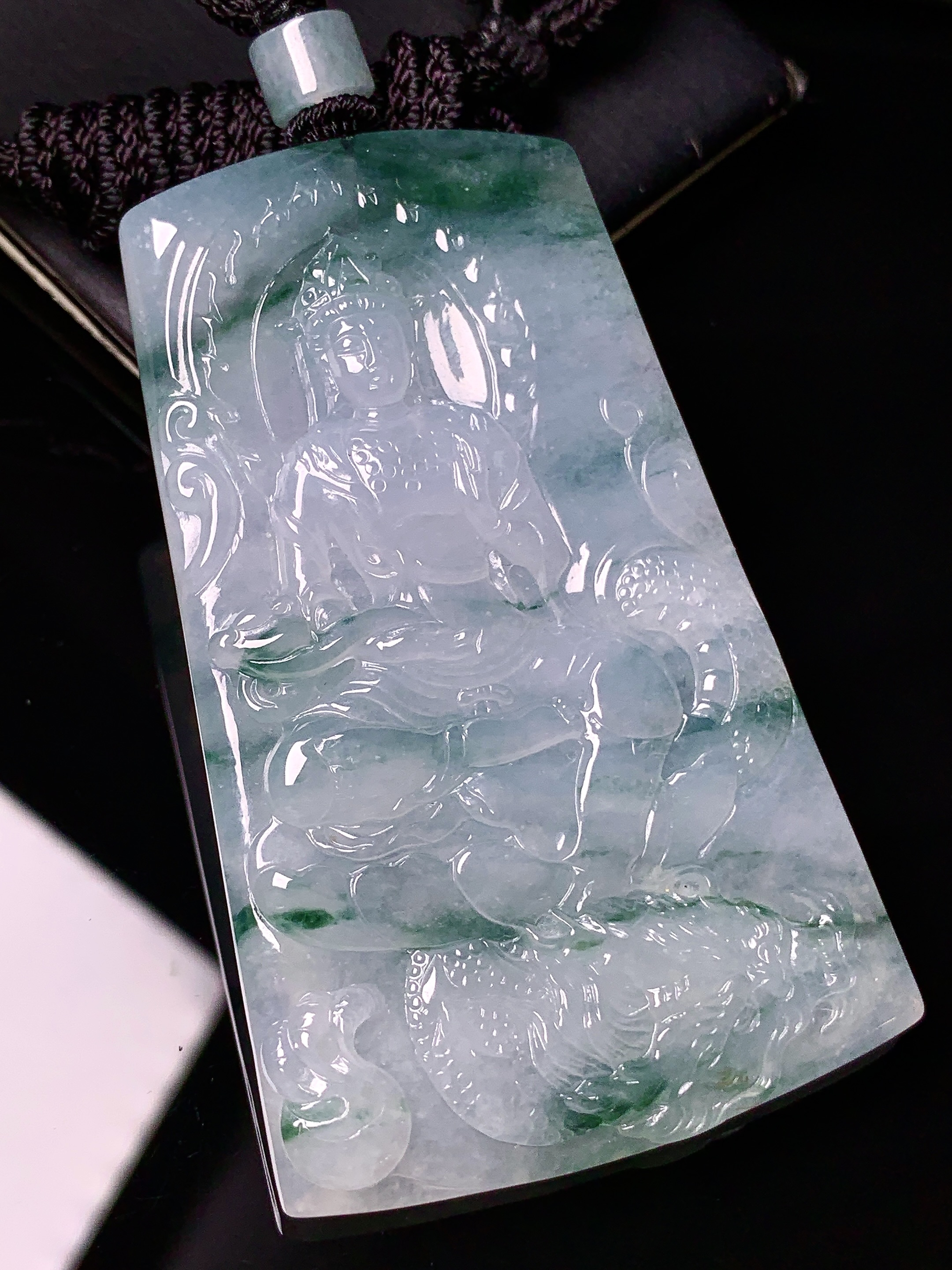 飘绿乘龙观音菩萨吊坠 玉质细腻 色泽艳丽清新 水润亮眼 整体尺寸68.8*43*5.8 L1