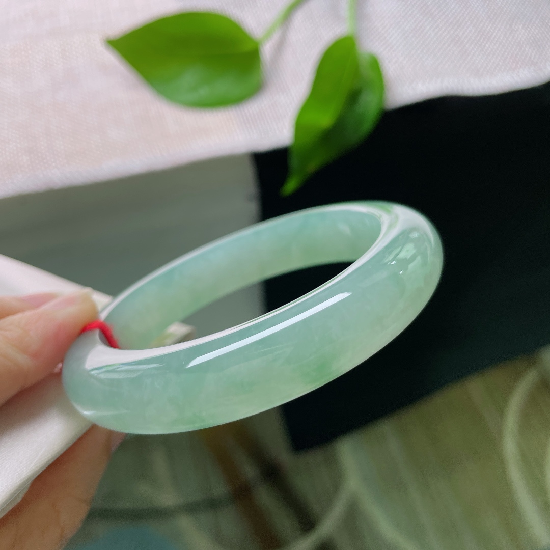 冰绿正圈，种老，清透泛光，质地莹润，欲把西湖比西子，淡妆浓抹总相宜。无裂，ss58117a