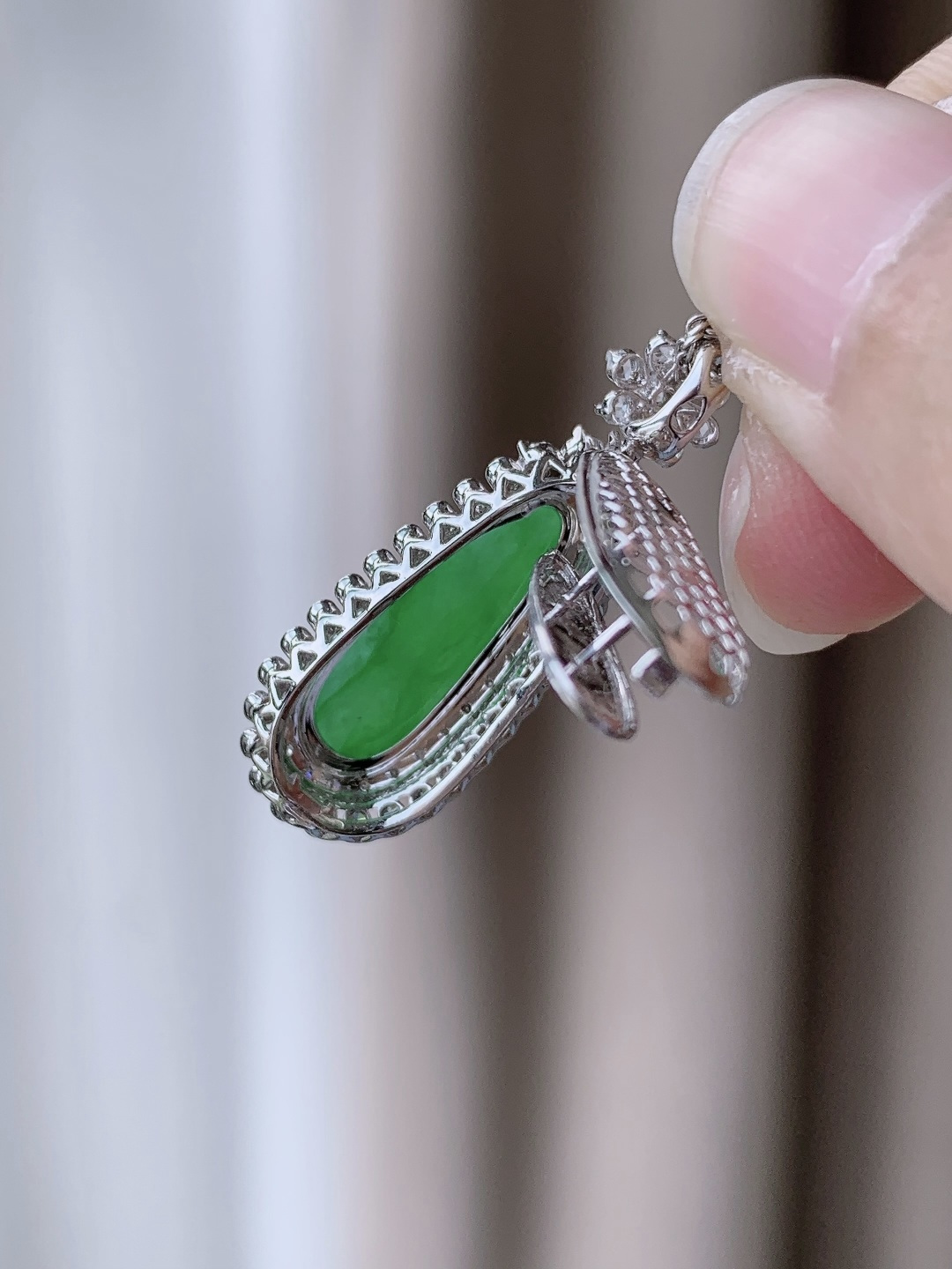 冰阳绿福豆豆子吊坠，18k金镶嵌，性比高，无裂，满色，满绿30.4-11.6-9.7，裸石17.7-6.4-3.4，重量4克