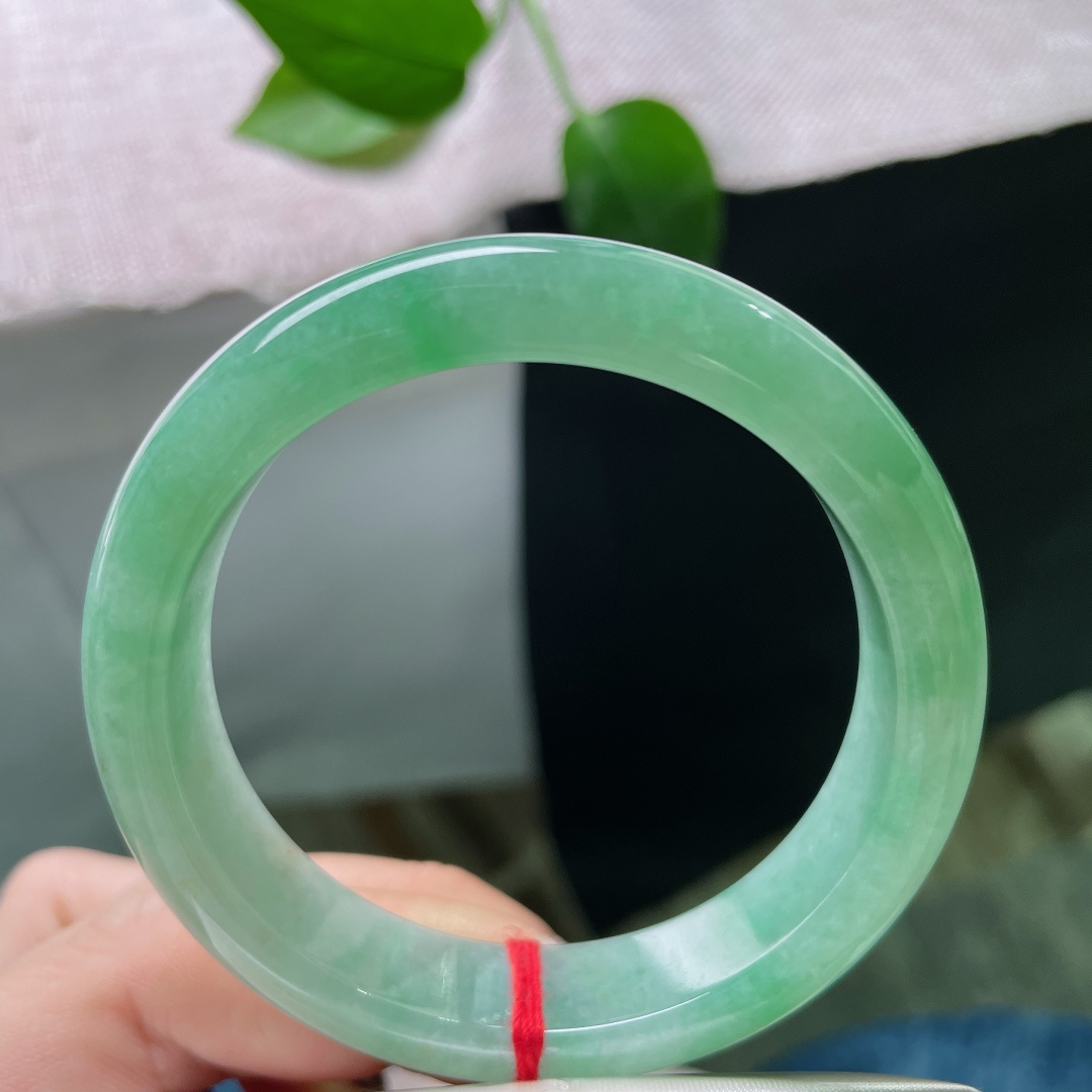 53/12.7/7.9，绿底正圈，像初夏清晨，沾着露珠的天鹅绒叶片，那种厚重又柔软的颜色。洒金，皮纹