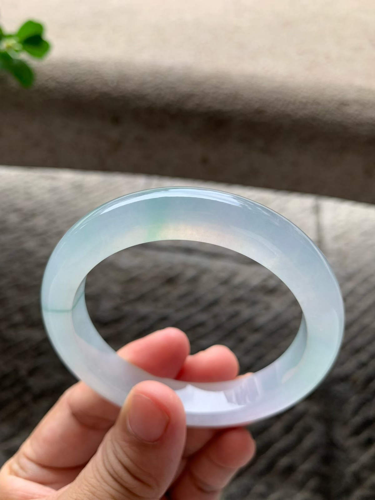冰淡春彩正圈手镯尺寸57.2*12*9.5整体通透，冰冰润润，色泽干净柔和，细腻通透，起荧起光，胶感十足，清新素雅！