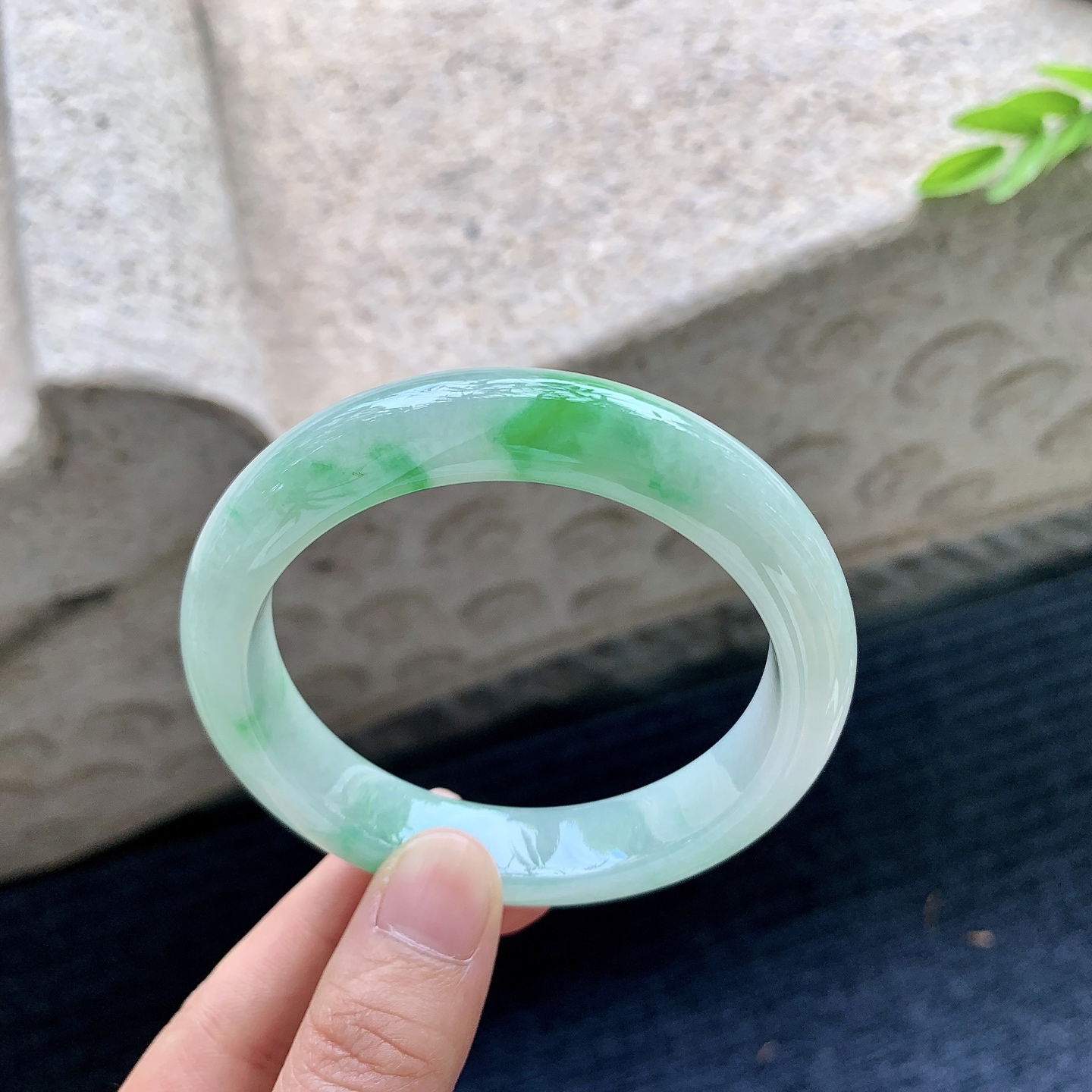 正圈，圈口57.4/12.4/8.7，编码T1090421，细糯飘绿，水润，种老，细腻，打灯有棉线