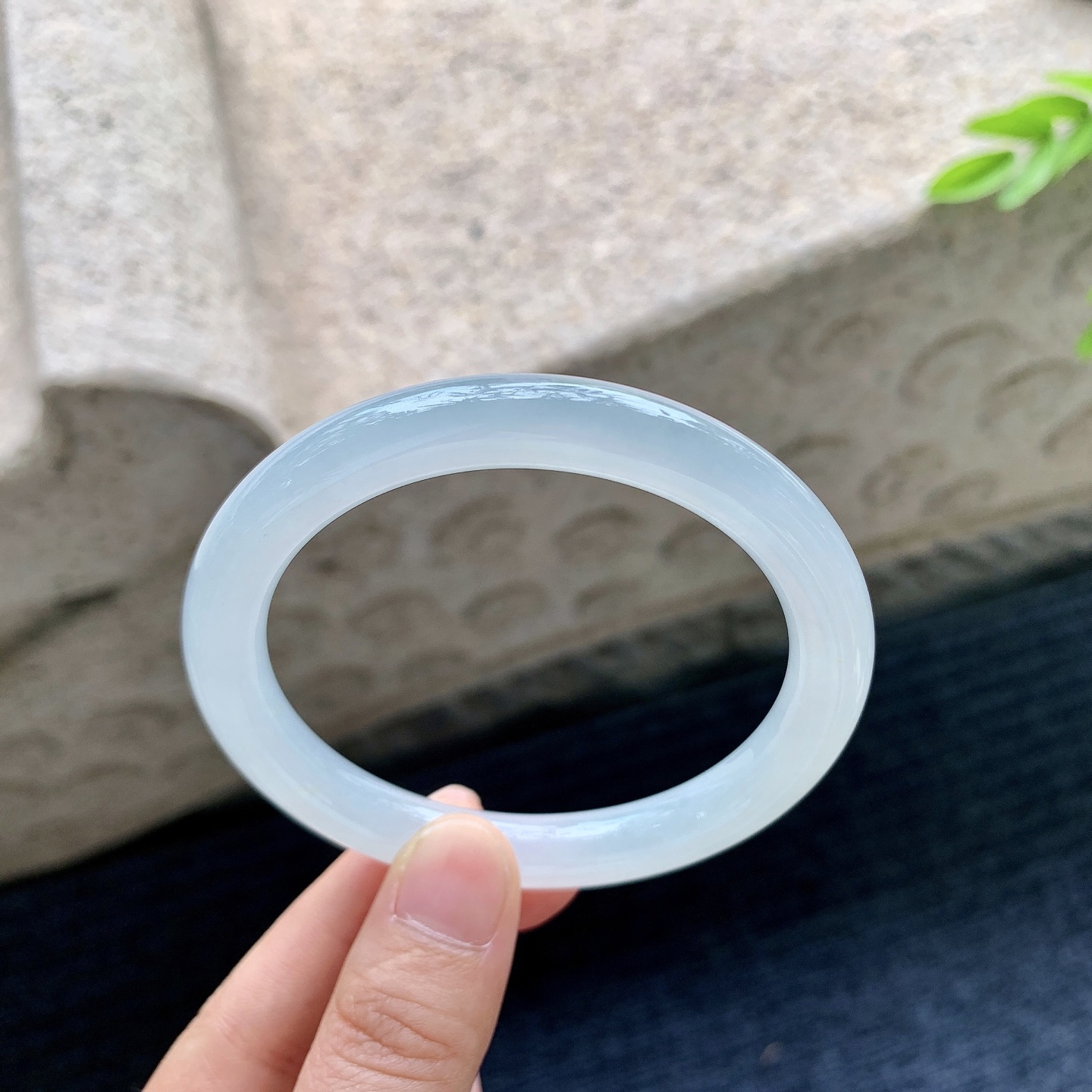 圆条56 57，圈口57.2/8.8/8.6，编码D6082793，糯冰底色，水润，种老，细腻，无裂。