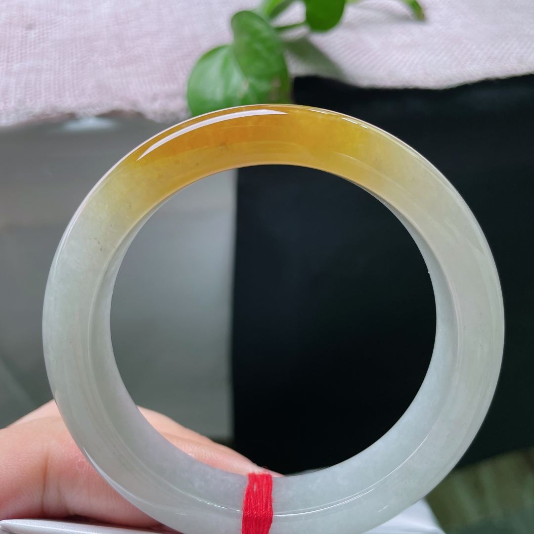 黄翡俏色正圈，无裂，霜白玉身凝一截蜜糖黄翡，柔光细腻，冷暖撞色尽显别致贵气。ss58198a