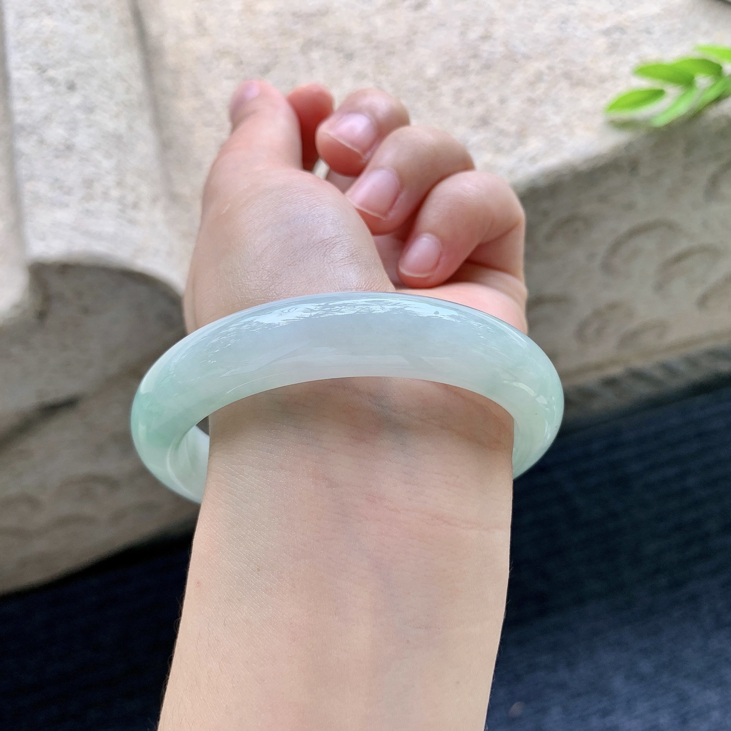正圈58 59，圈口59.7/12.8/8.8，编码AD090411，细糯飘绿，水润，种老，细腻，无裂。