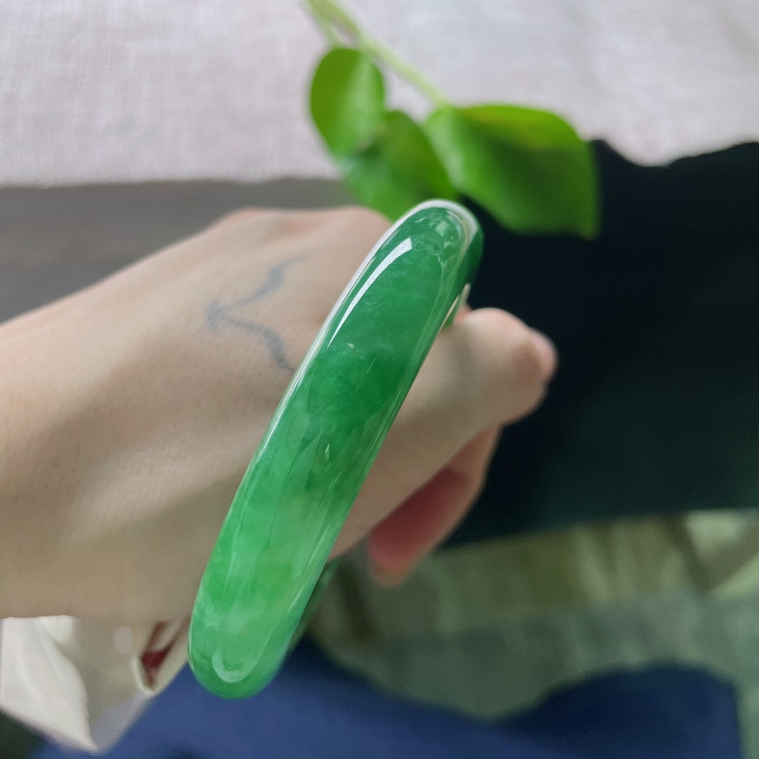 绿底正圈，凝一汪满绿清泉，藏半生温润安然。种老，色艳，皮纹，ss58213a
