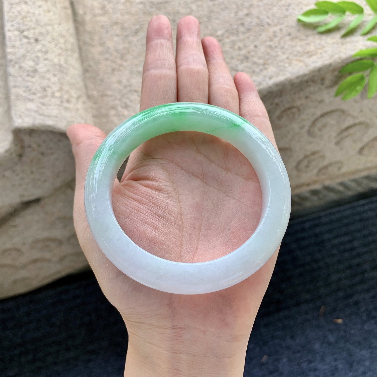 正圈59 60，圈口60.5/12/10，编码T1090419，冰糯飘阳绿，水润，种老，细腻，打灯有棉线