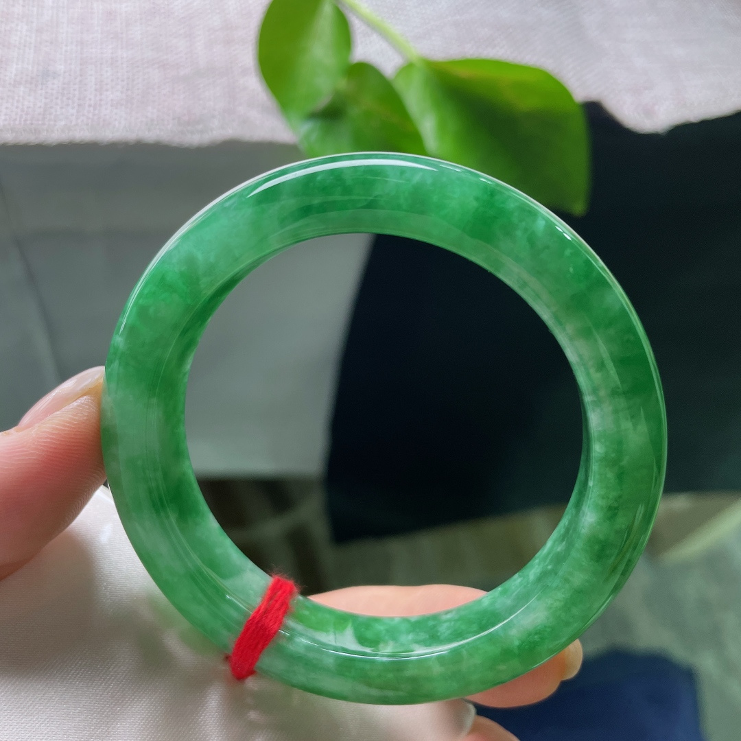 绿底正圈，凝一汪满绿清泉，藏半生温润安然。种老，色艳，皮纹，ss58213a