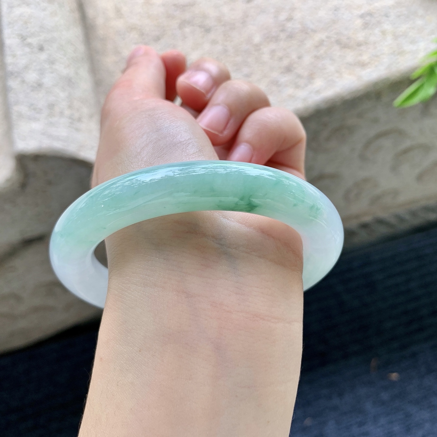 圆条58 59，圈口59.4/11.2/11.3，编码AD090414，细糯飘绿，水润，种老，细腻，无裂。