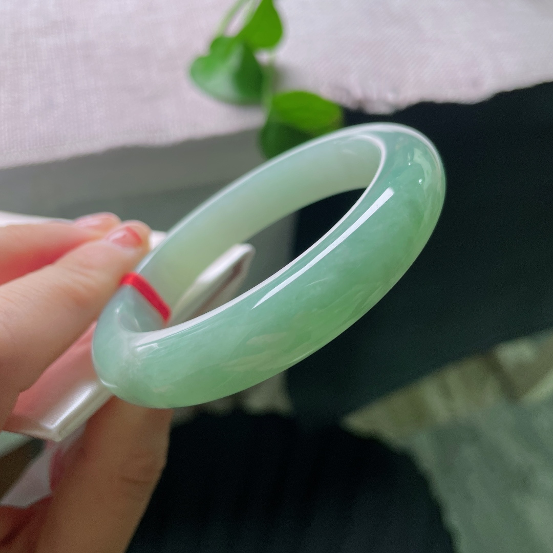 绿底正圈，匀润晴水翠玉镯，水光清柔，腕间一绕，尽是从容温婉的优雅气韵。ss58120a