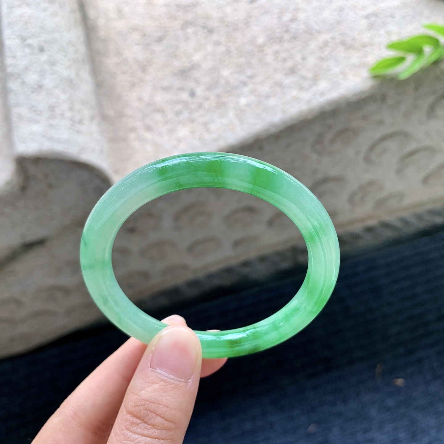 圆条51 52，圈口52.3/7.5/7.9，编码T090435，描述：辣绿，水润，种老，细腻，无裂。