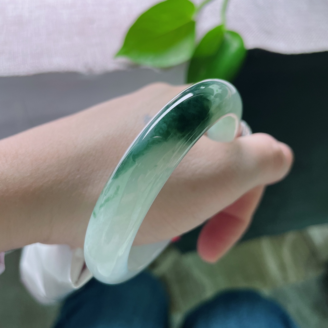 55.4/12.1/8.6，冰飘花正圈，种老，上手即显灵动，静置便如藏雪，是老矿洞绝版的冰洁馈赠。无裂，ss58201a