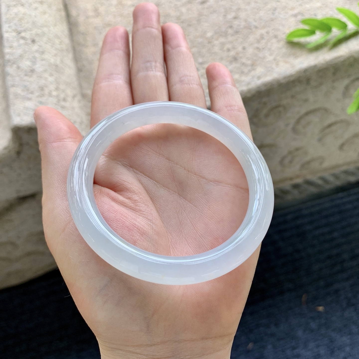 圆条56 57,圈口57.2/9/8.8,编码D6082794,糯冰底色，水润，种老，细腻，无裂