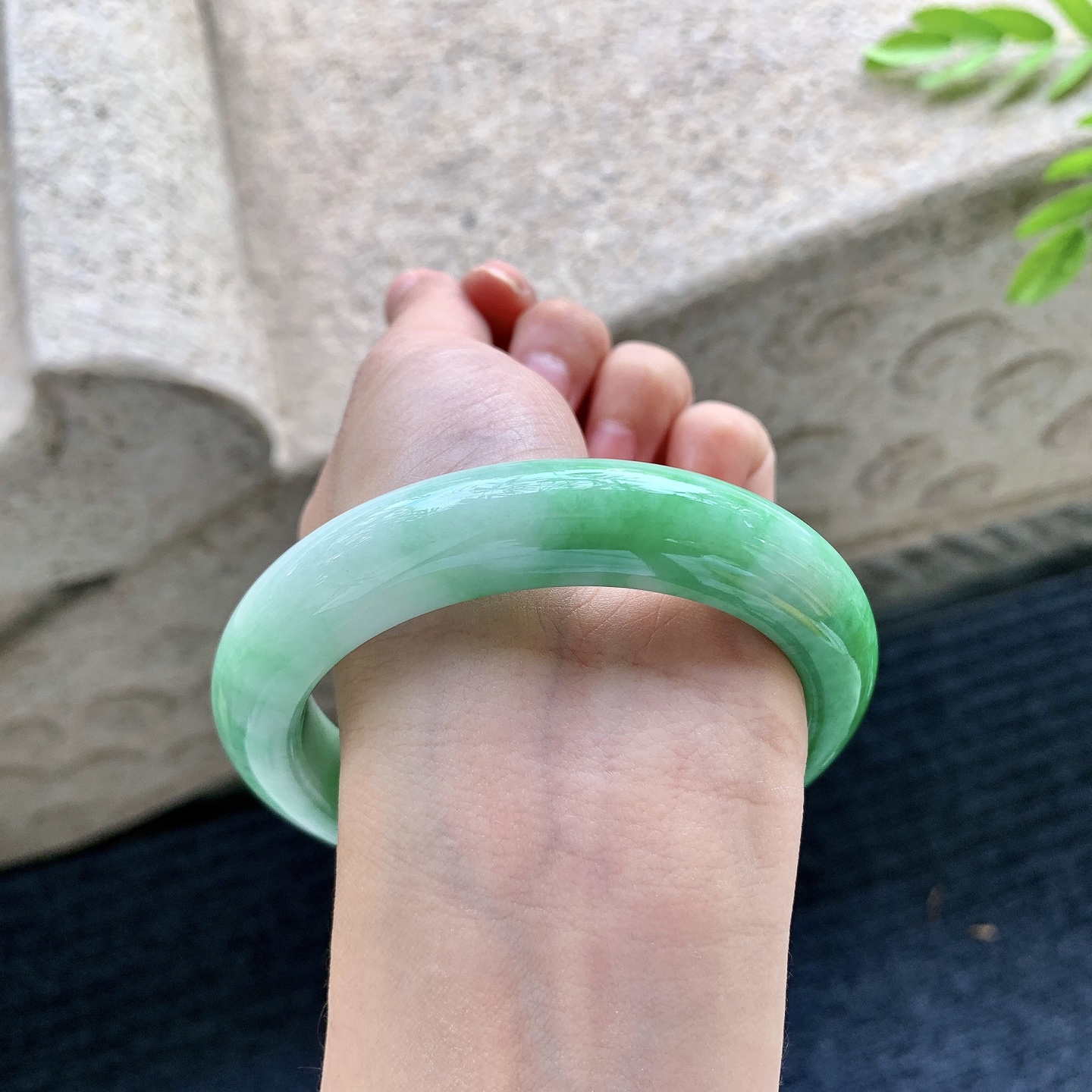 正圈，圈口59/13.1/10.7，编码Q7090452，细糯辣阳绿，水润，种老，细腻，有纹线
