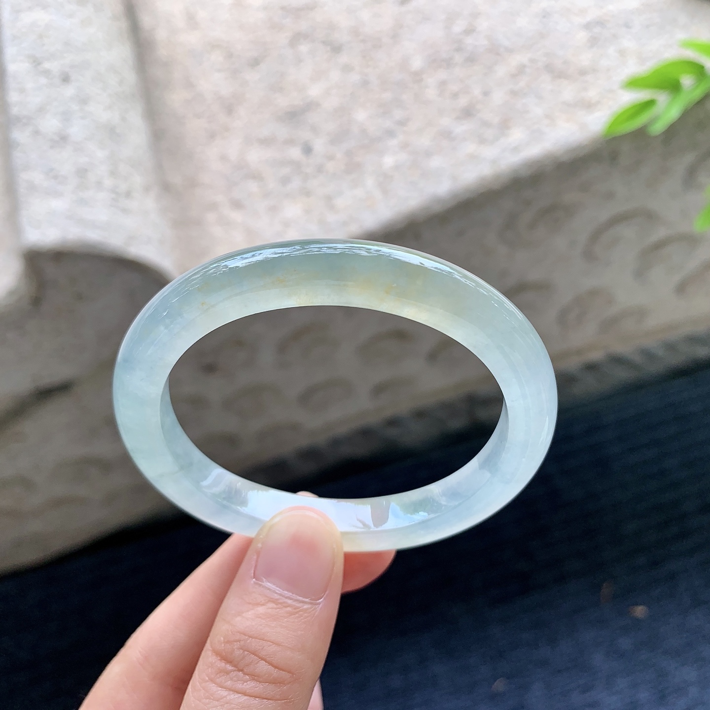 贵妃52 53，圈口53.4/46.2/8.6/7.8，编码B2090454，描述冰糯飘黄翡，水润，种老，细腻，打灯有棉线