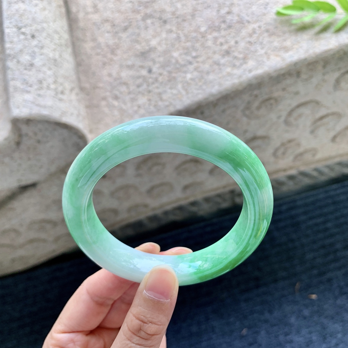 正圈，圈口59/13.1/10.7，编码Q7090452，细糯辣阳绿，水润，种老，细腻，有纹线