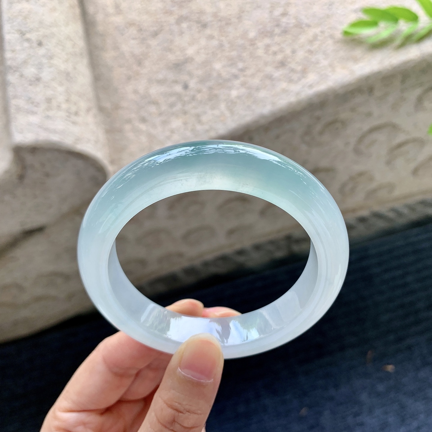 正圈56 57，圈口57.2/13.1/9.2，编码G9090445，描述冰晴蓝，清透，水润，种老，细腻，无裂。