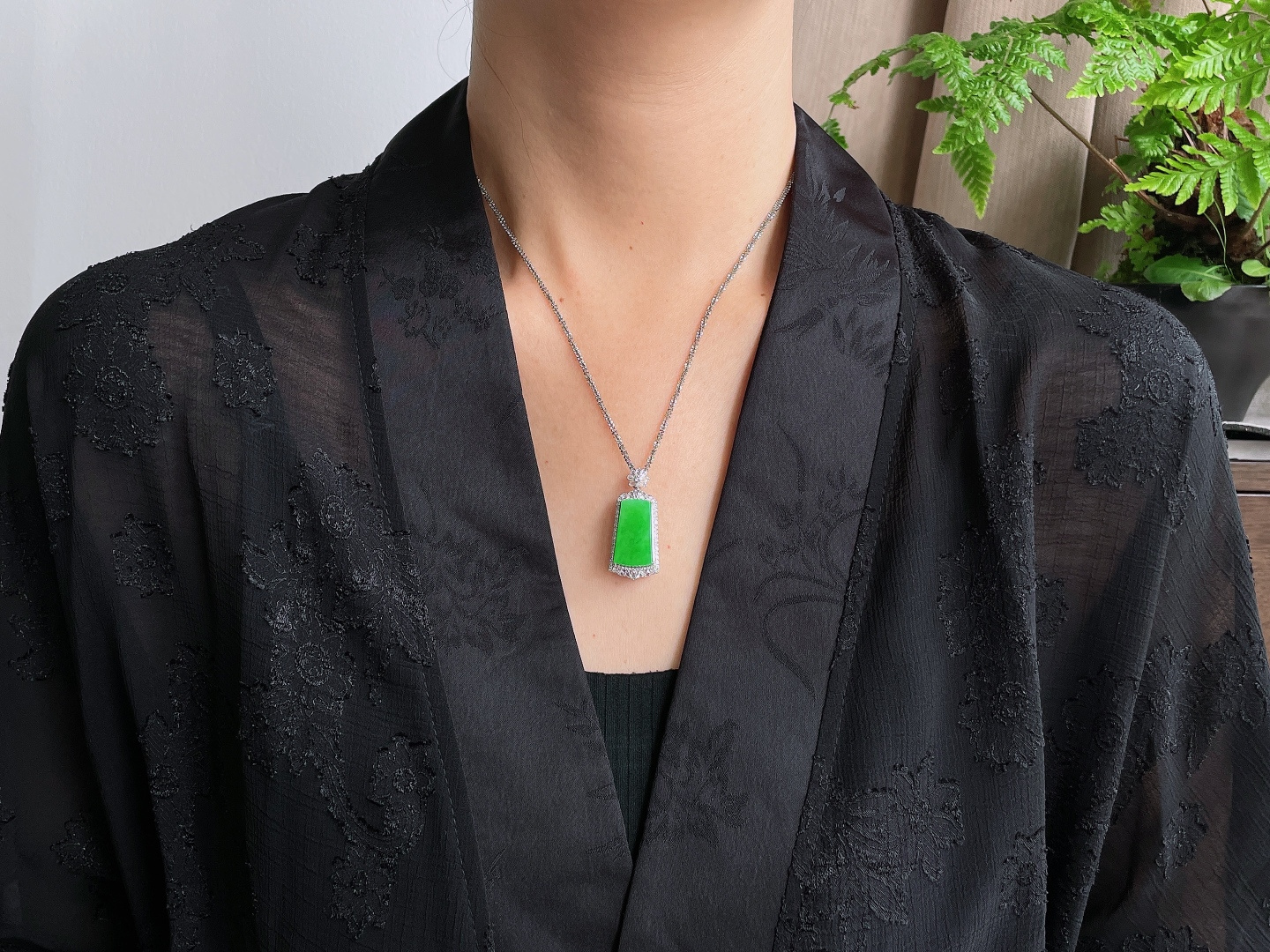 高冰阳绿无事牌吊坠，18k金镶嵌，无裂，性比高